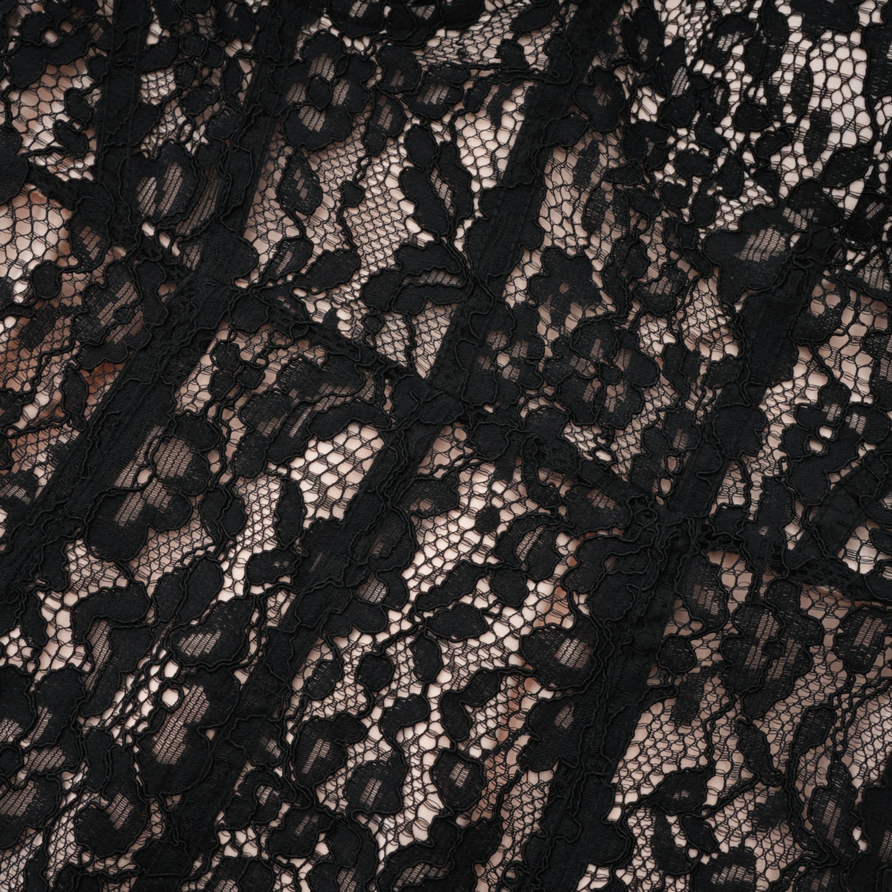 فستان طويل بياقة كورسيه من الدانتيل الأسود المزين بالزهور من Giorgia