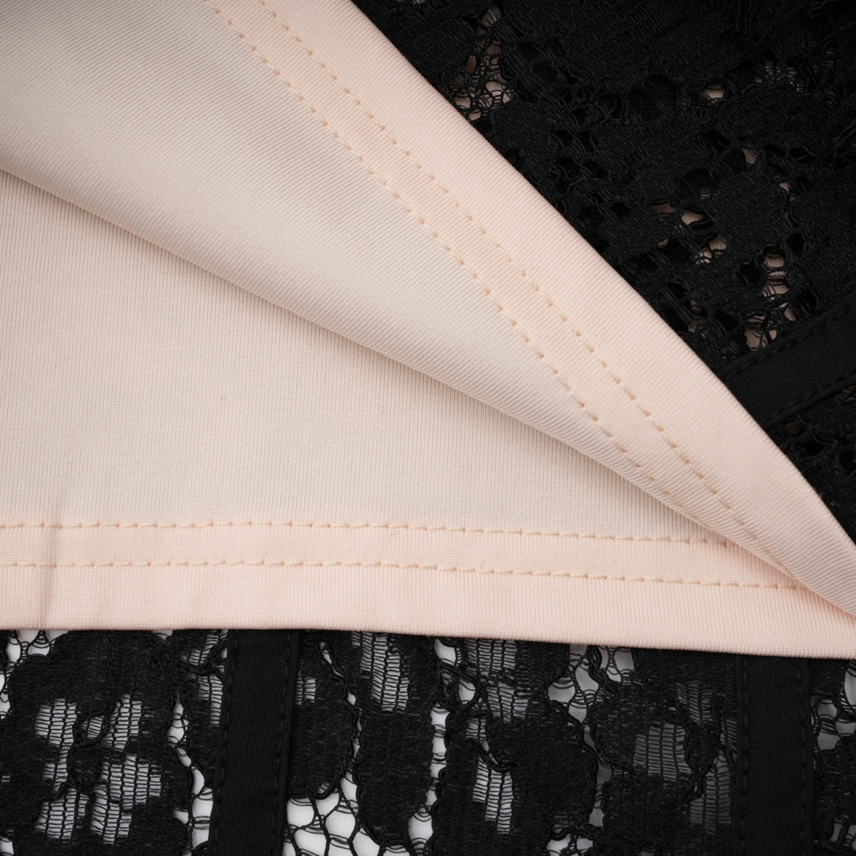 فستان طويل بياقة كورسيه من الدانتيل الأسود المزين بالزهور من Giorgia