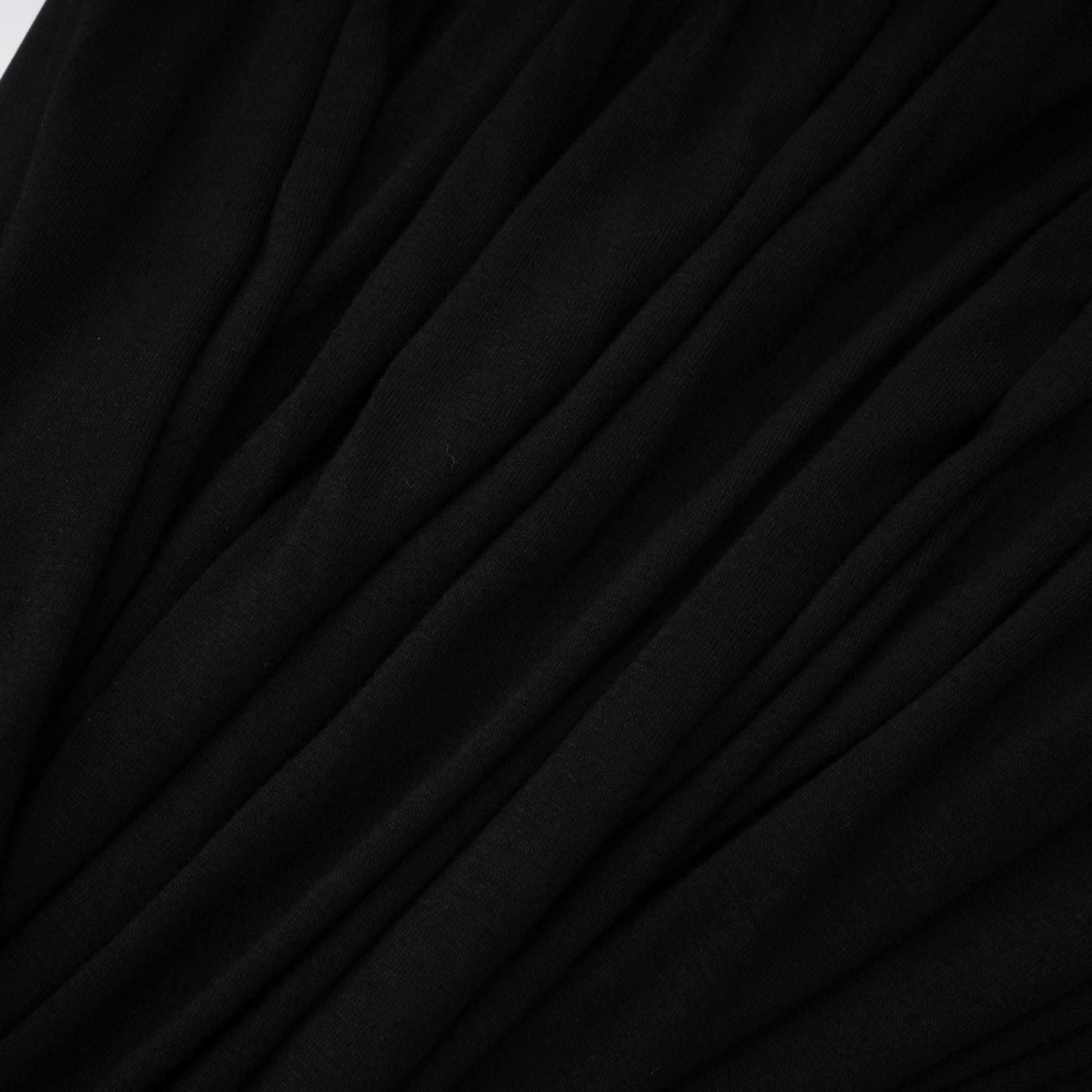 بذلة جانينا سوداء برقبة على شكل V عميقة ودرجات