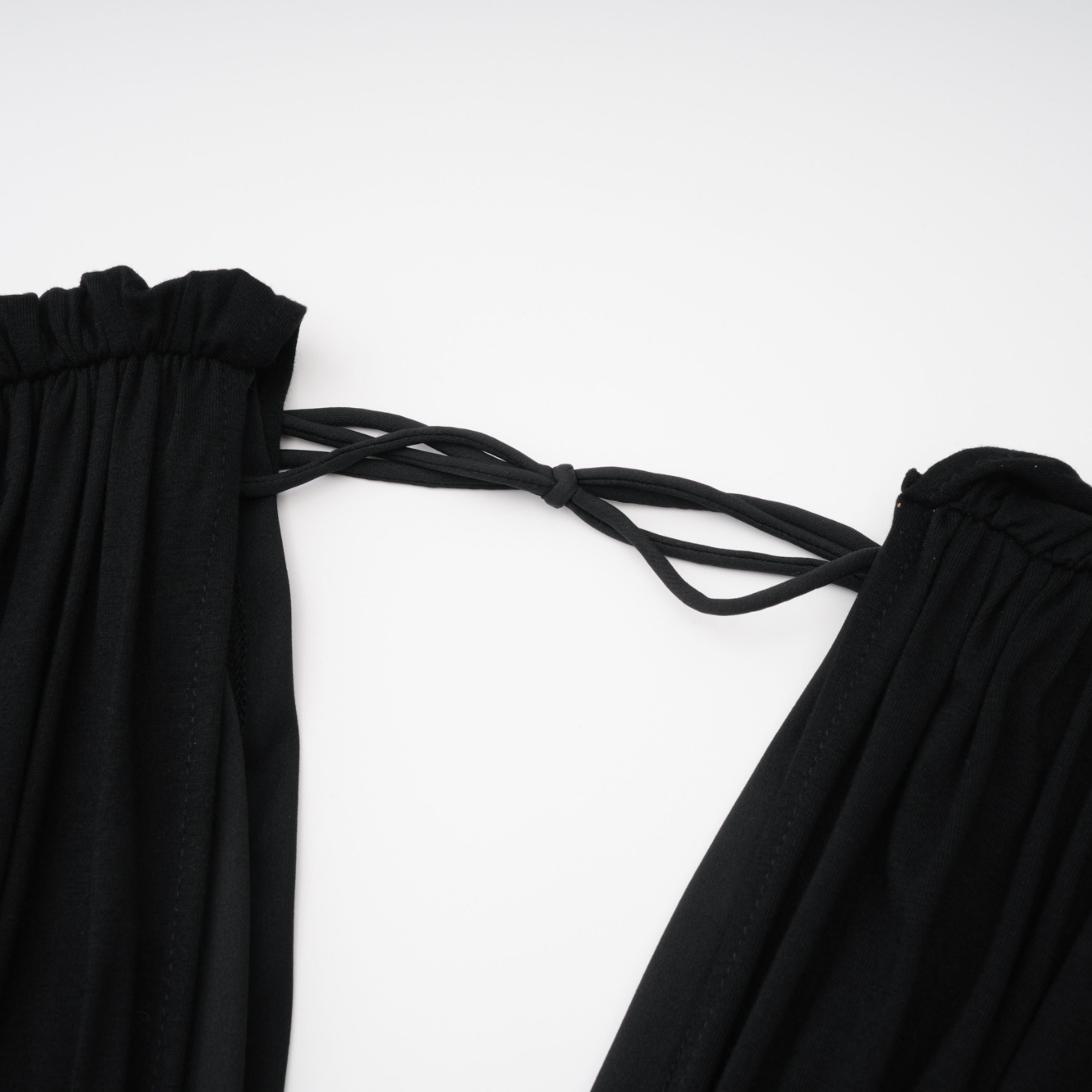 بذلة جانينا سوداء برقبة على شكل V عميقة ودرجات