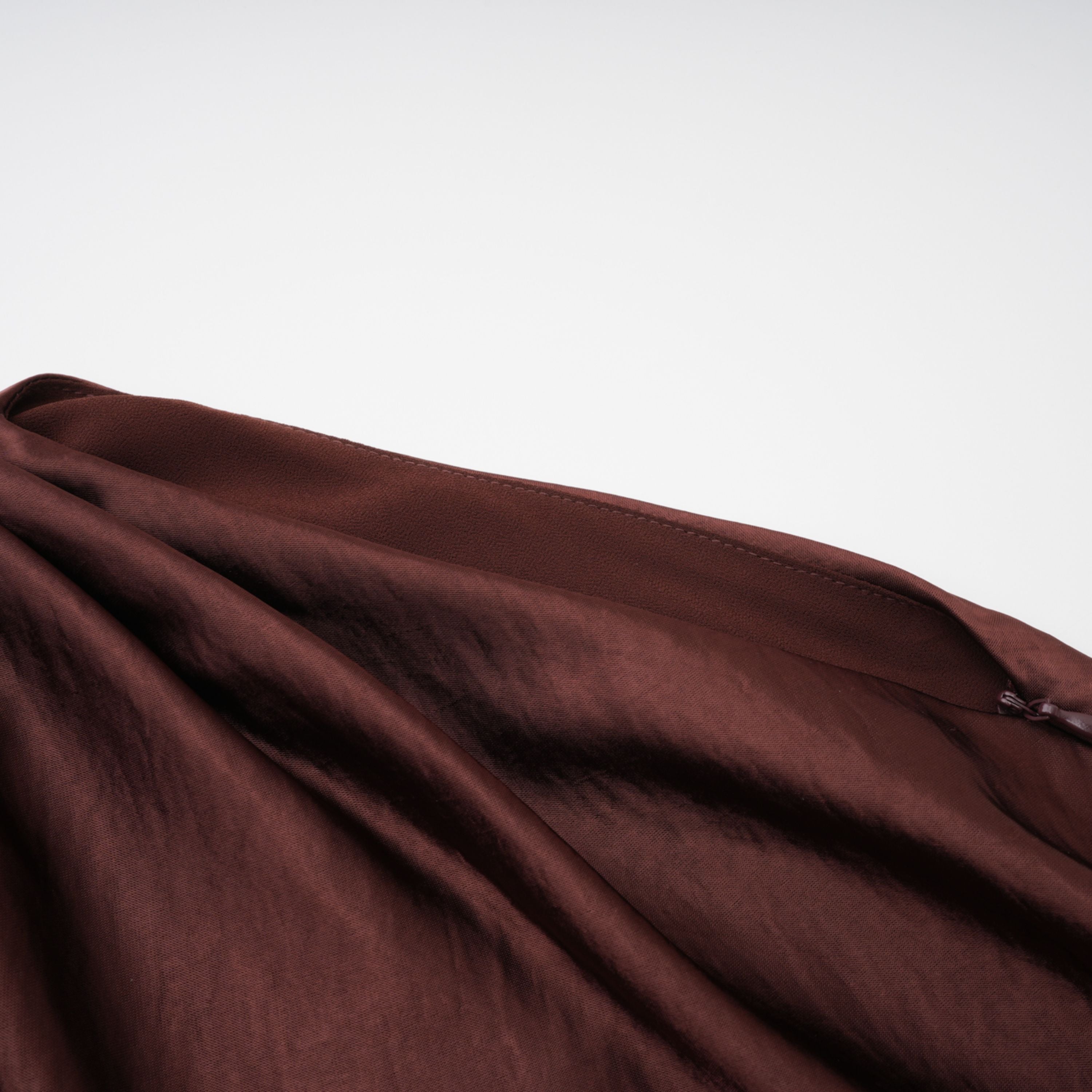 فستان طويل غير متماثل من الساتان مع كشكش من Luisa Brown