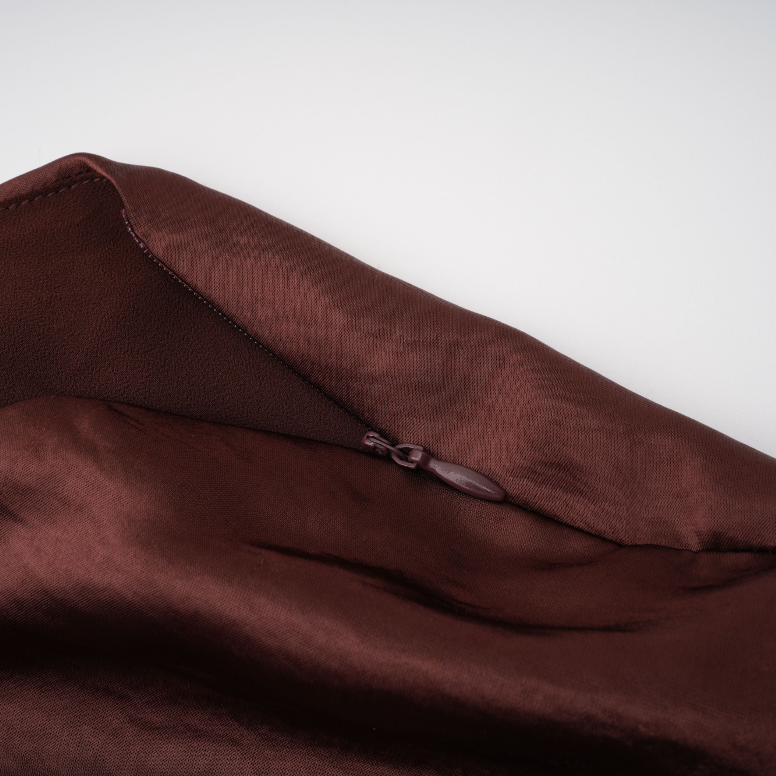 فستان طويل غير متماثل من الساتان مع كشكش من Luisa Brown