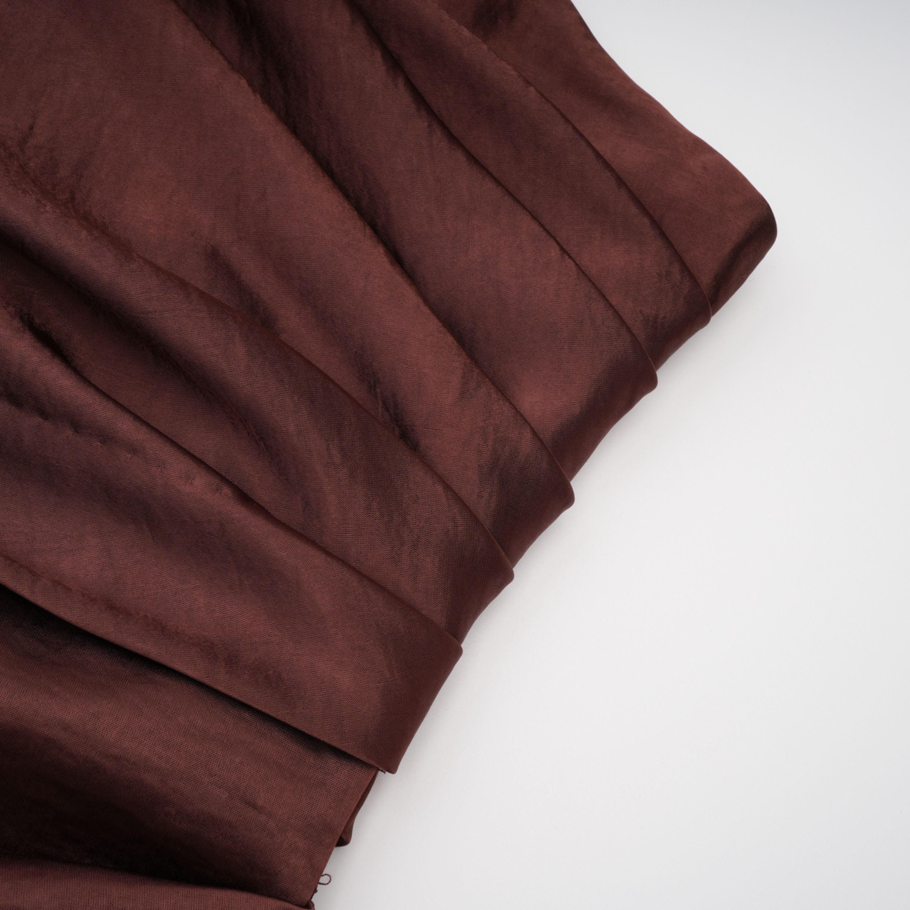 فستان طويل غير متماثل من الساتان مع كشكش من Luisa Brown