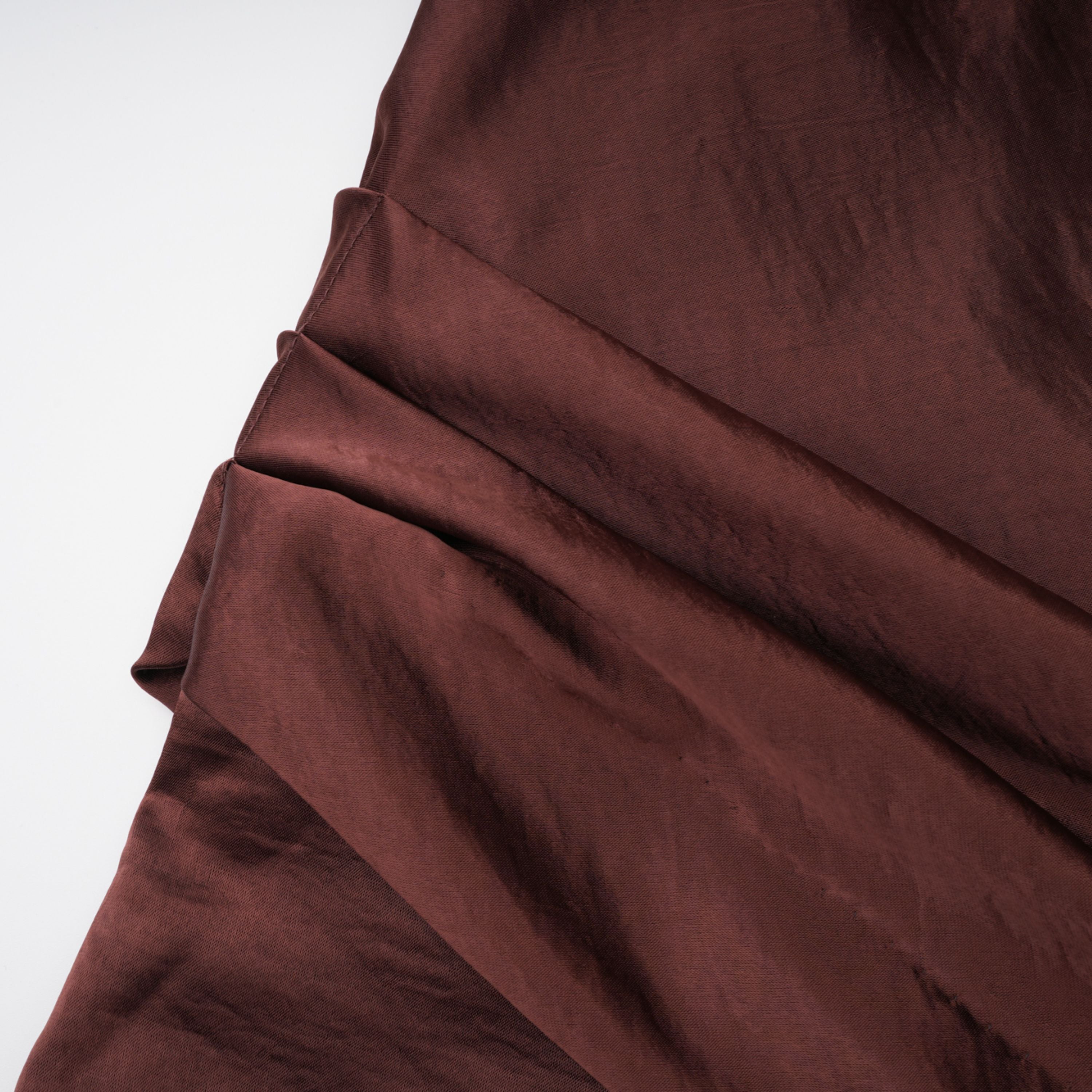 فستان طويل غير متماثل من الساتان مع كشكش من Luisa Brown