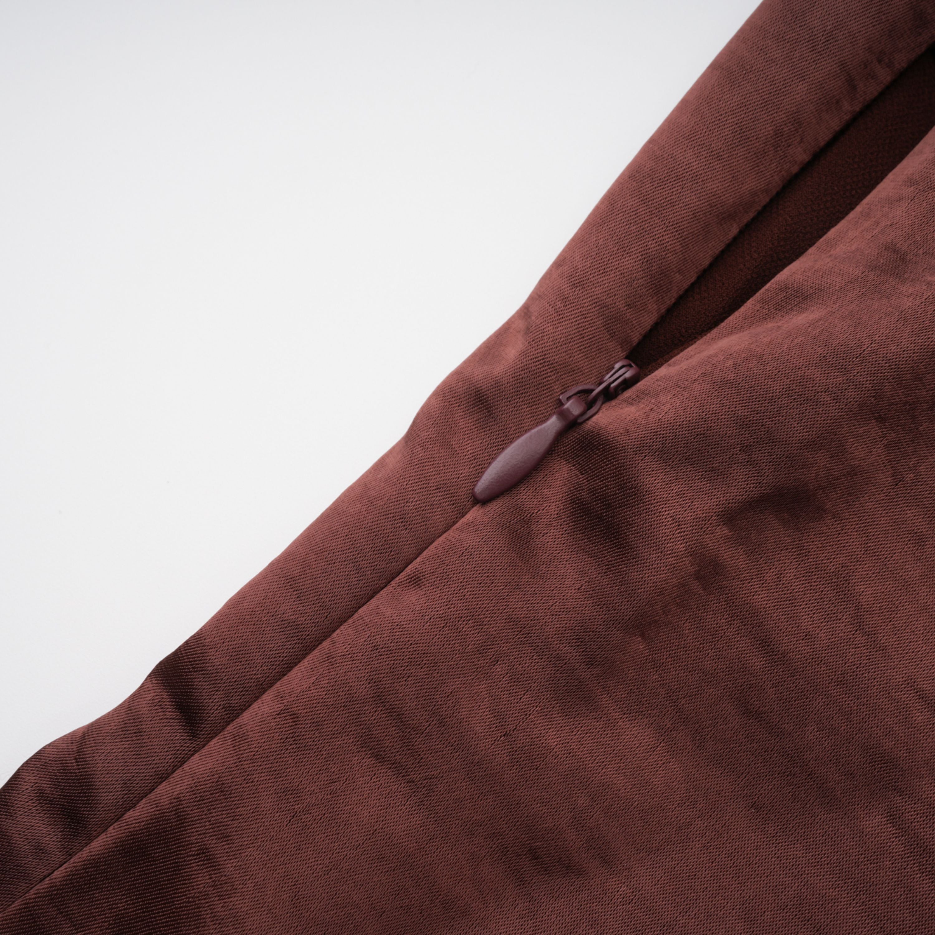 فستان طويل غير متماثل من الساتان مع كشكش من Luisa Brown