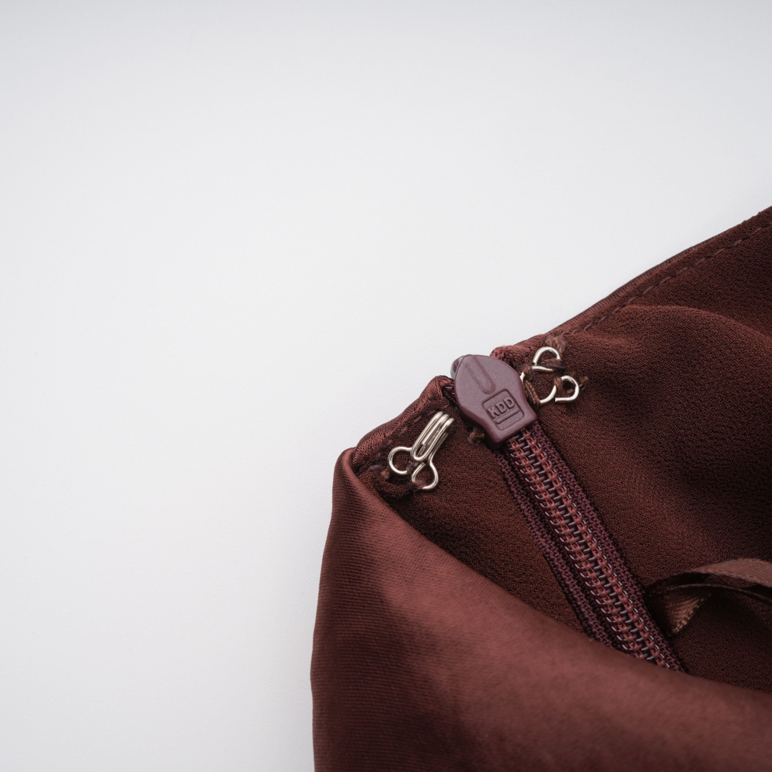 فستان طويل غير متماثل من الساتان مع كشكش من Luisa Brown