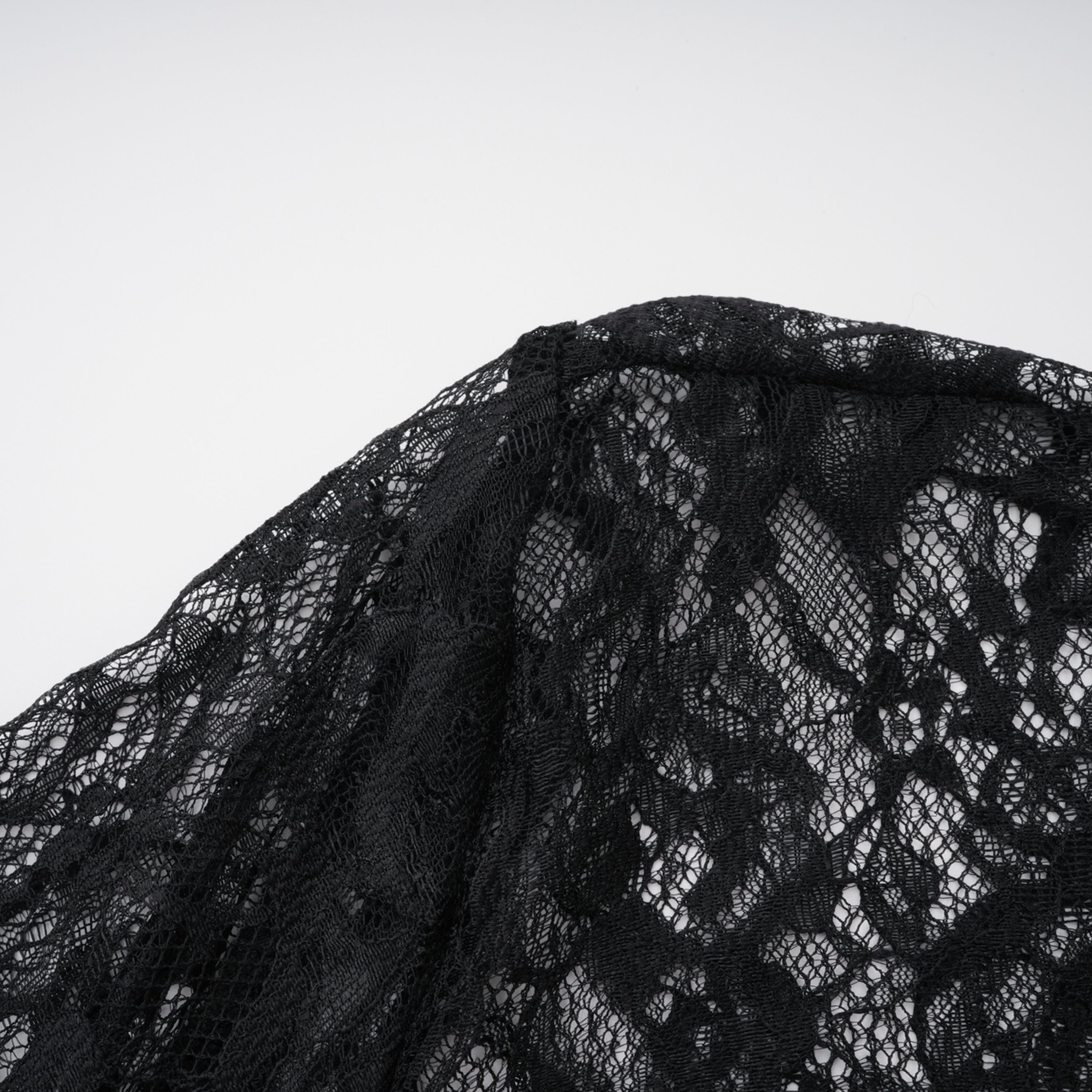 فستان طويل بأكمام من الدانتيل