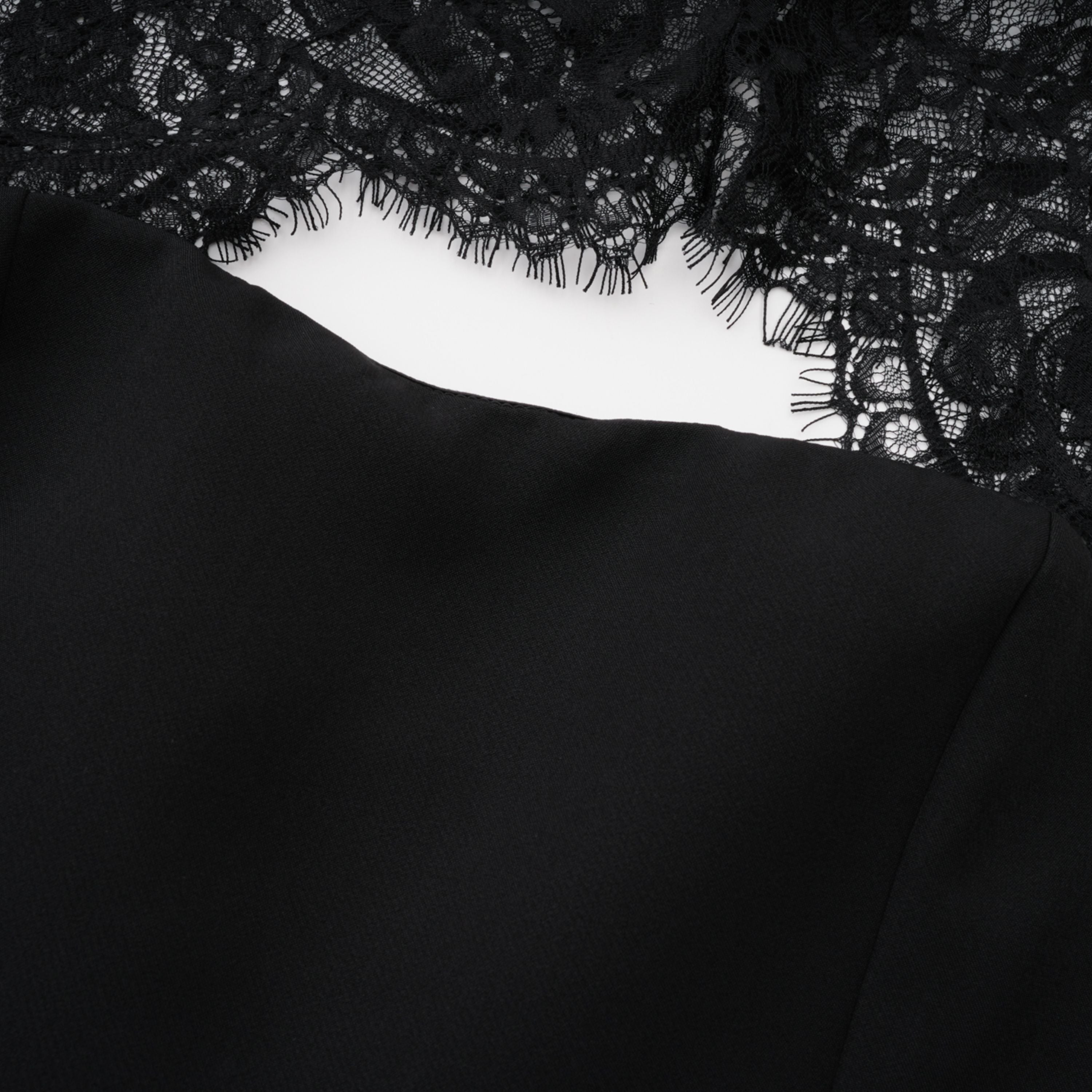 فستان طويل بأكمام من الدانتيل