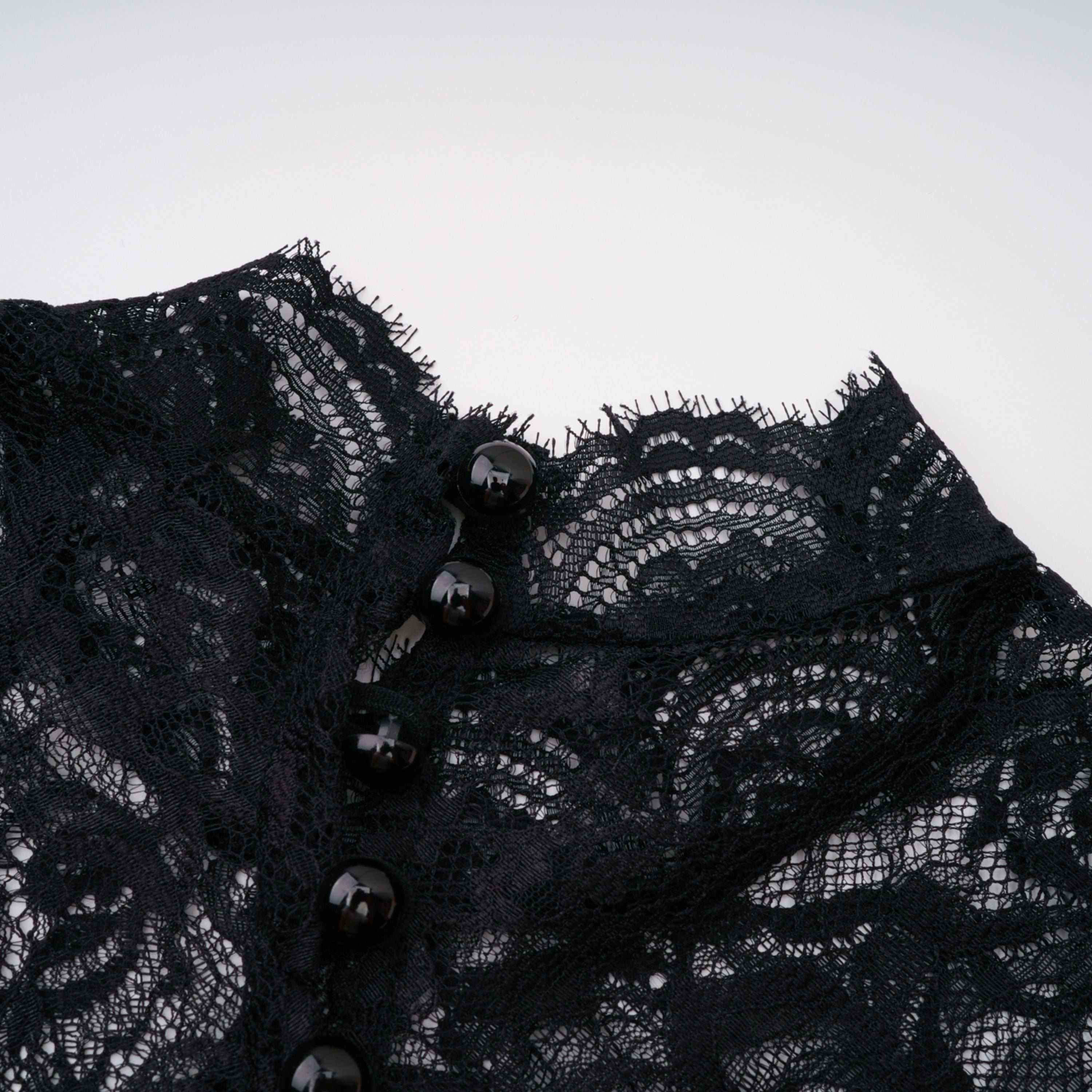 فستان طويل بأكمام من الدانتيل