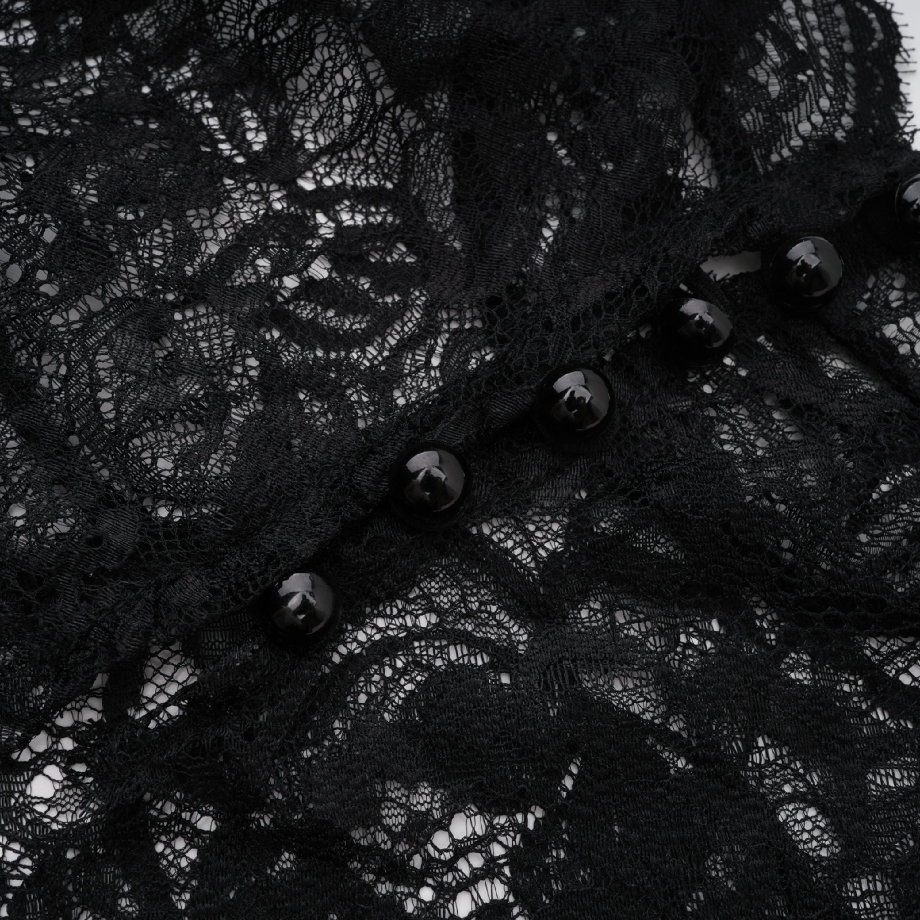 فستان طويل بأكمام من الدانتيل