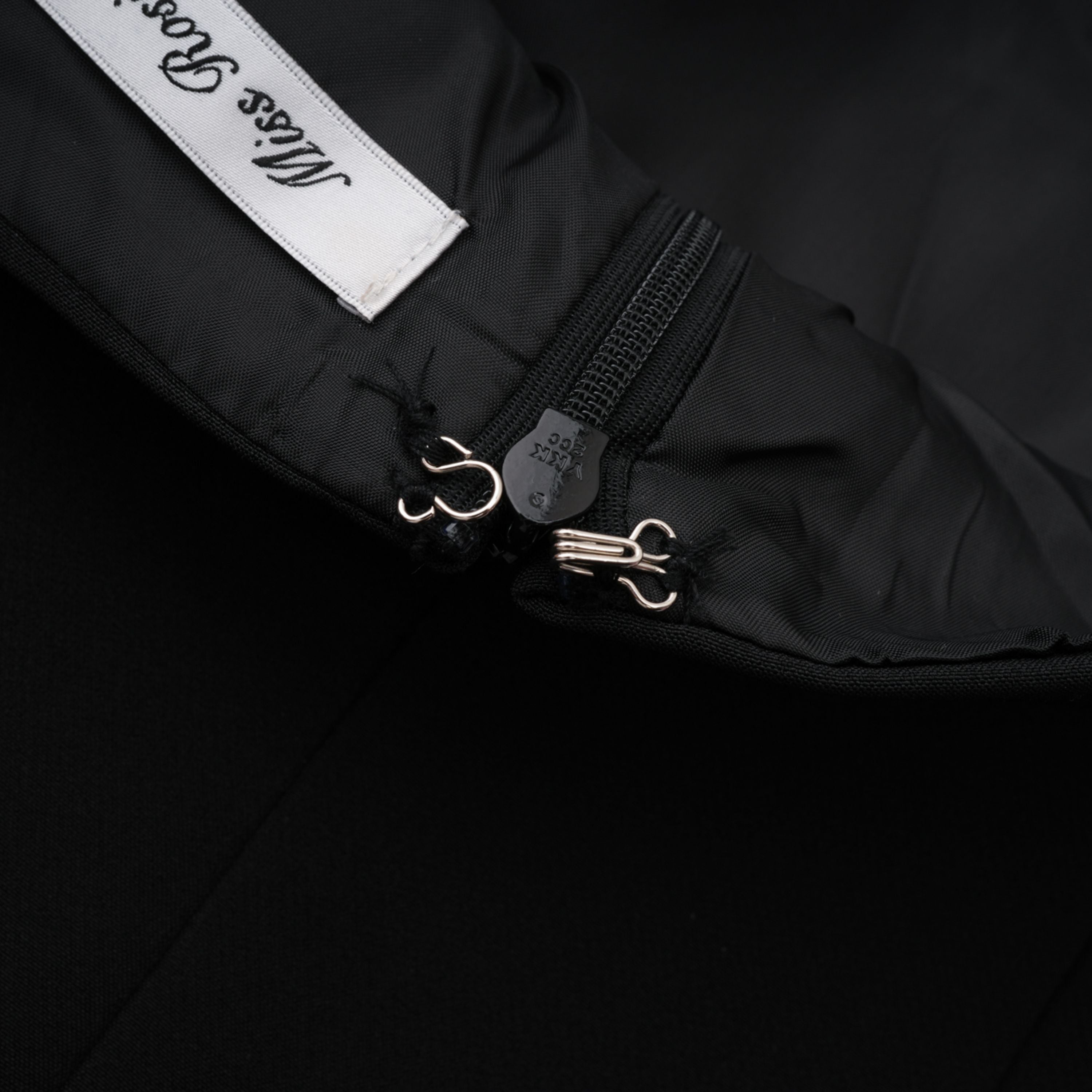 فستان طويل بأكمام من الدانتيل