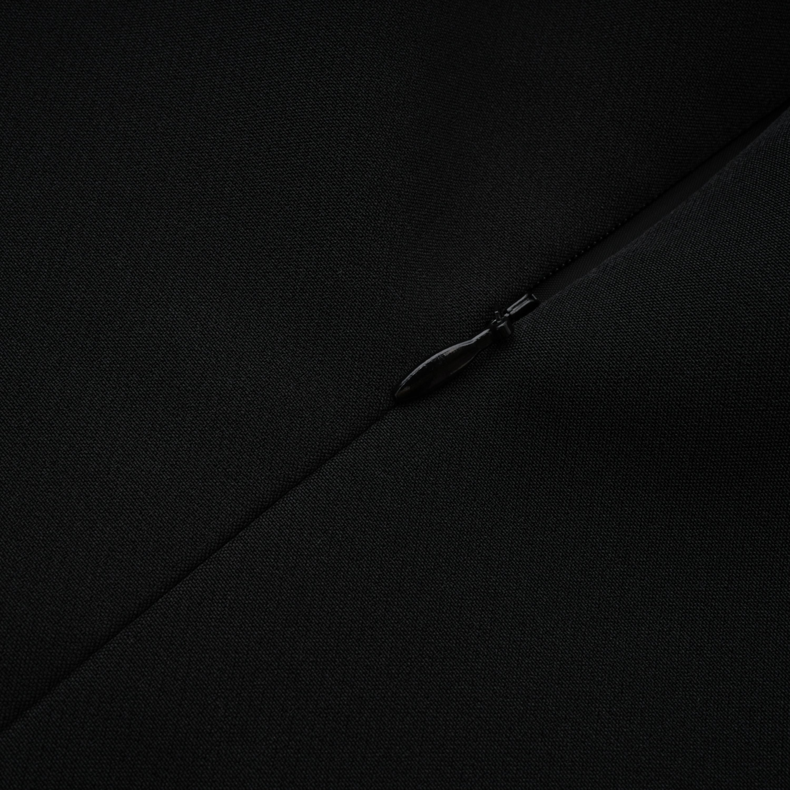 فستان طويل بأكمام من الدانتيل