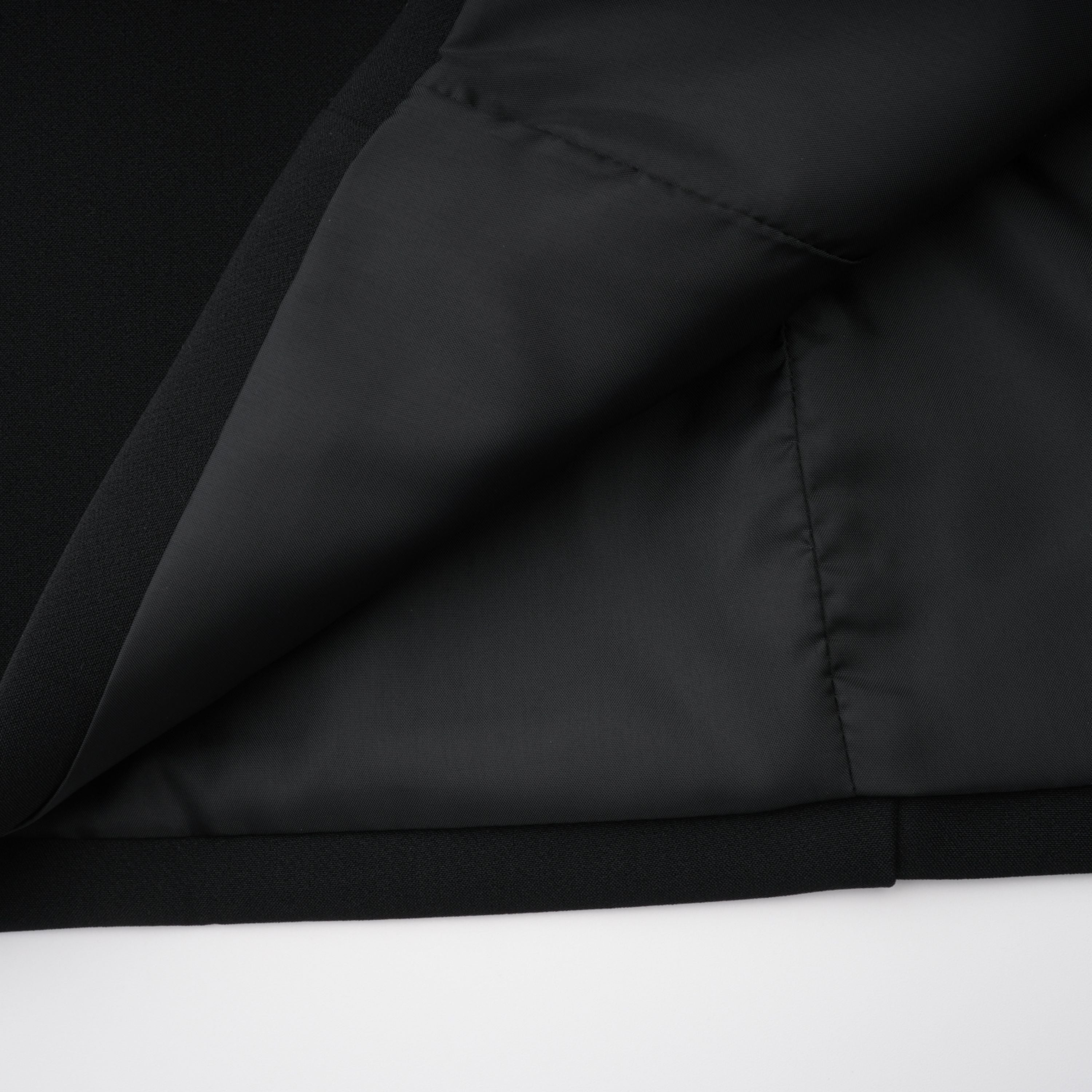 فستان طويل بأكمام من الدانتيل