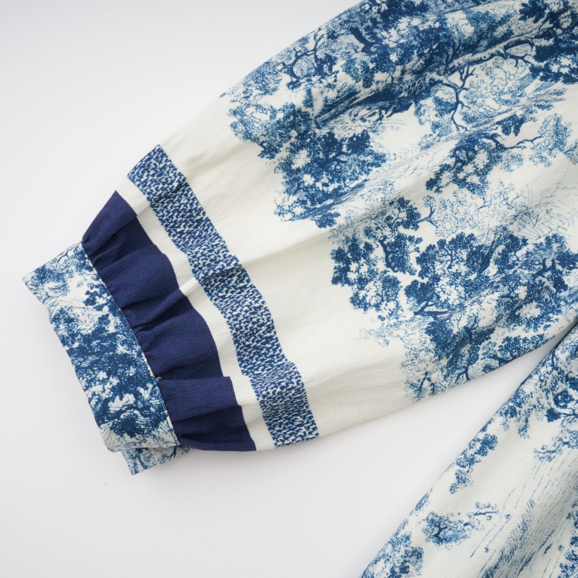 فستان ميدي بطبعة جرافيكية من Adélaïde باللون الأزرق (بيع نهائي - الولايات المتحدة فقط)