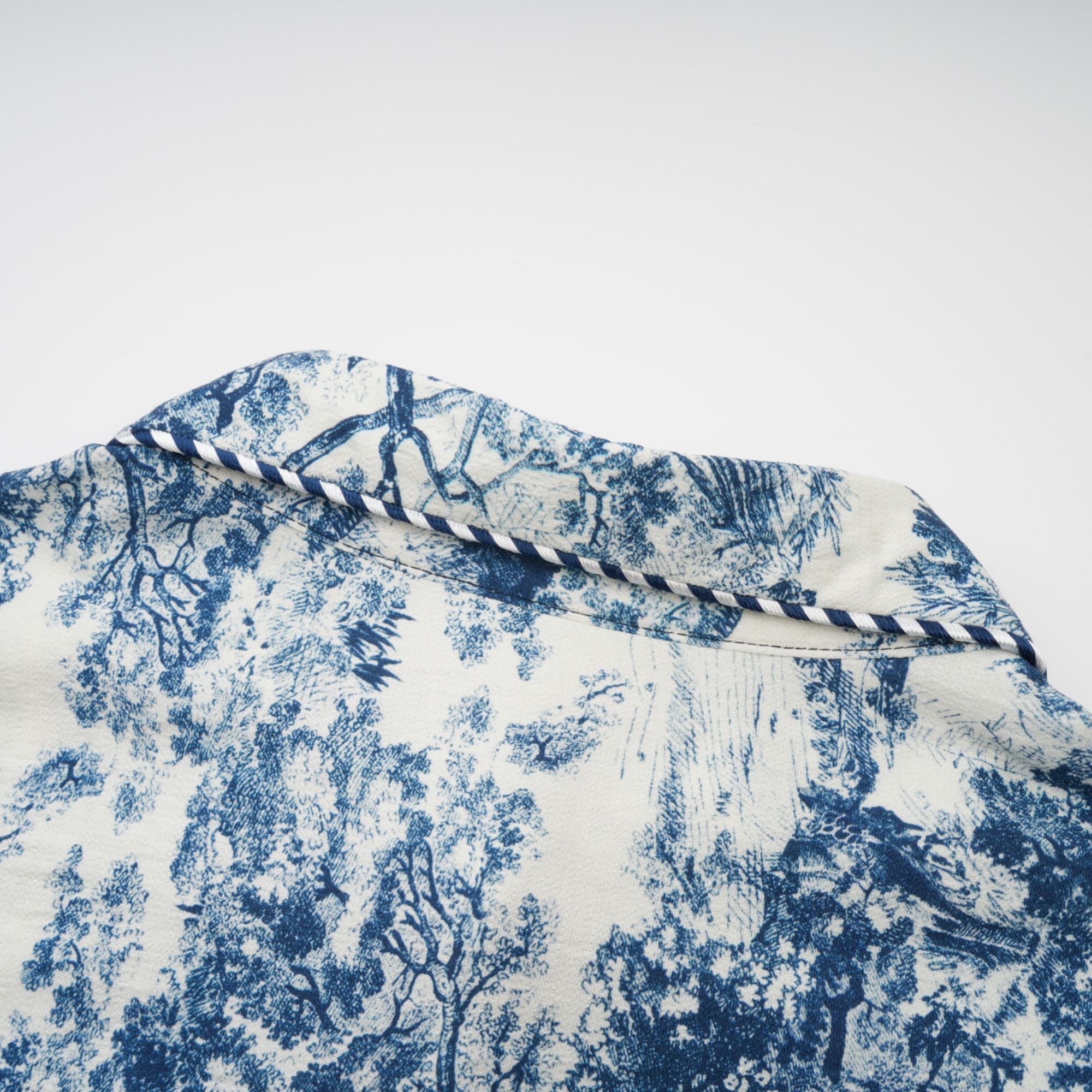 فستان ميدي بطبعة جرافيكية من Adélaïde باللون الأزرق (بيع نهائي - الولايات المتحدة فقط)