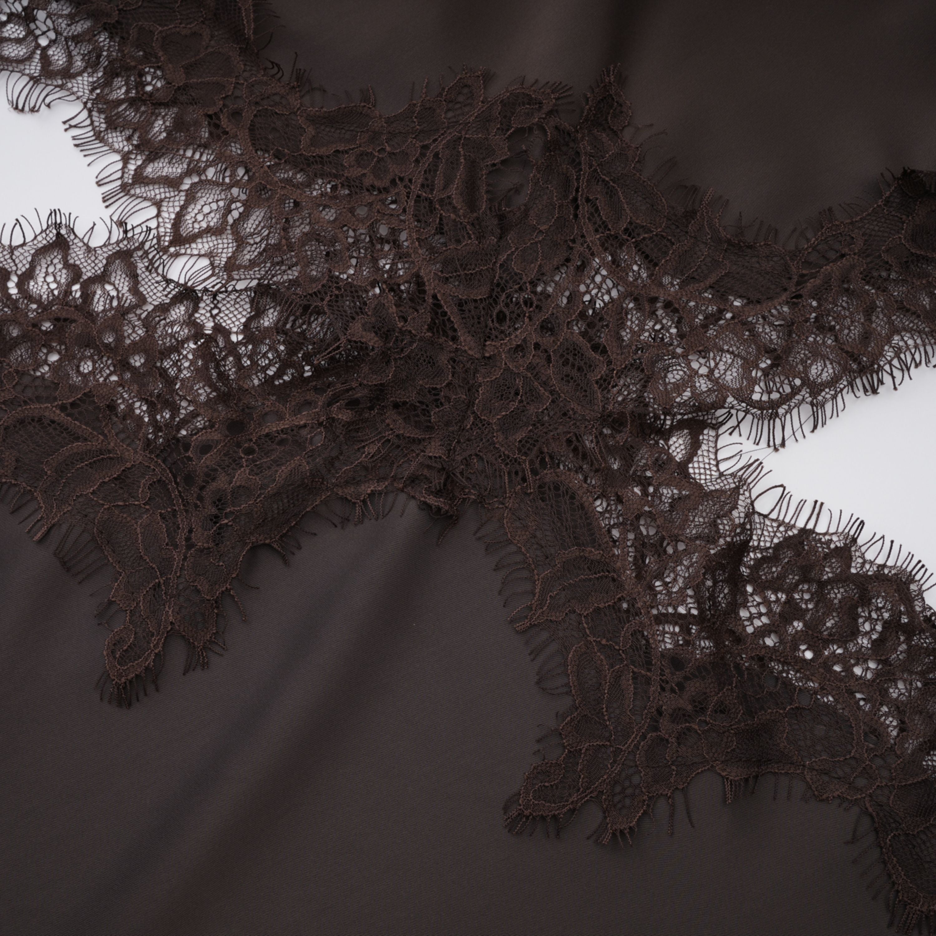 فستان هنريك براون بزخارف من الدانتيل