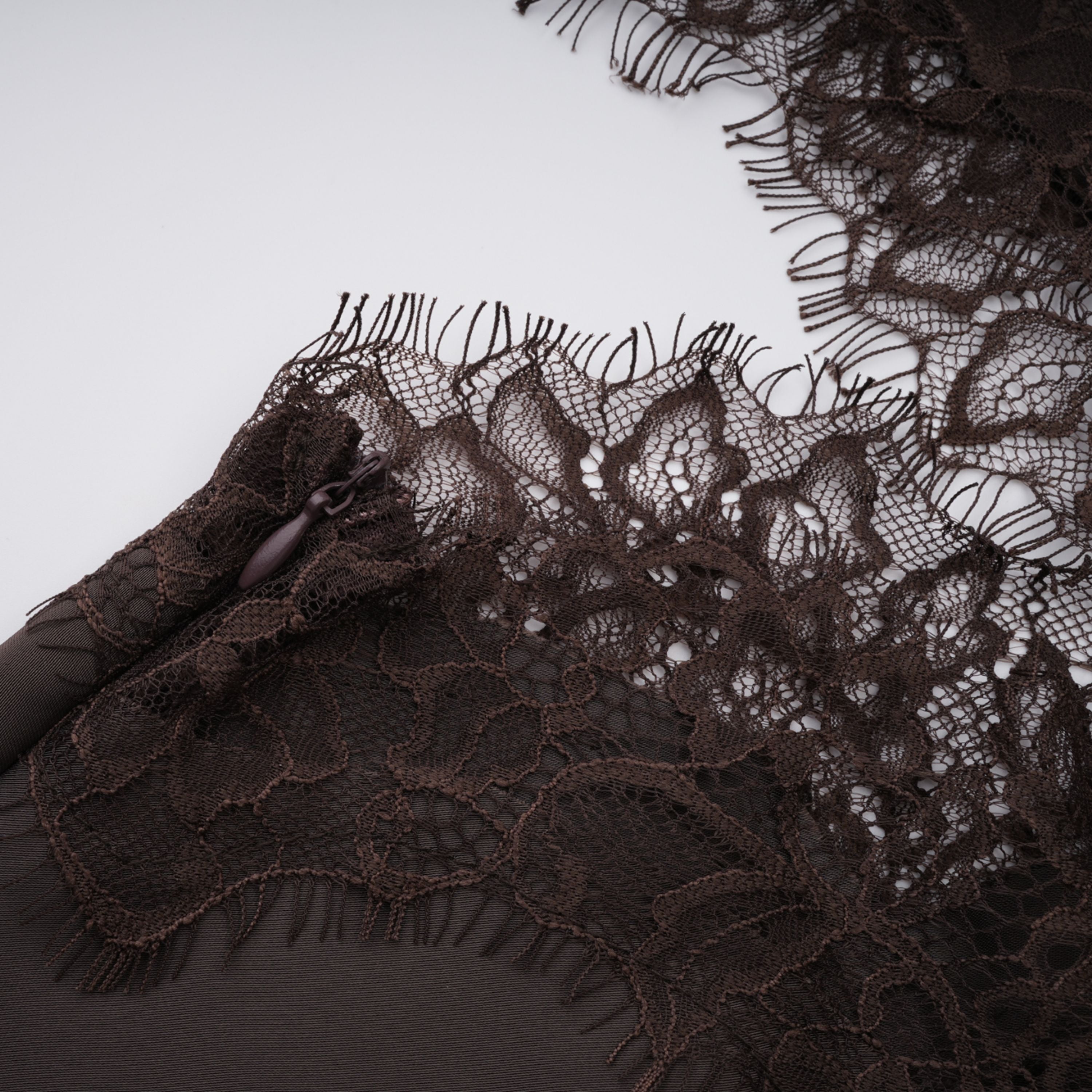 فستان هنريك براون بزخارف من الدانتيل