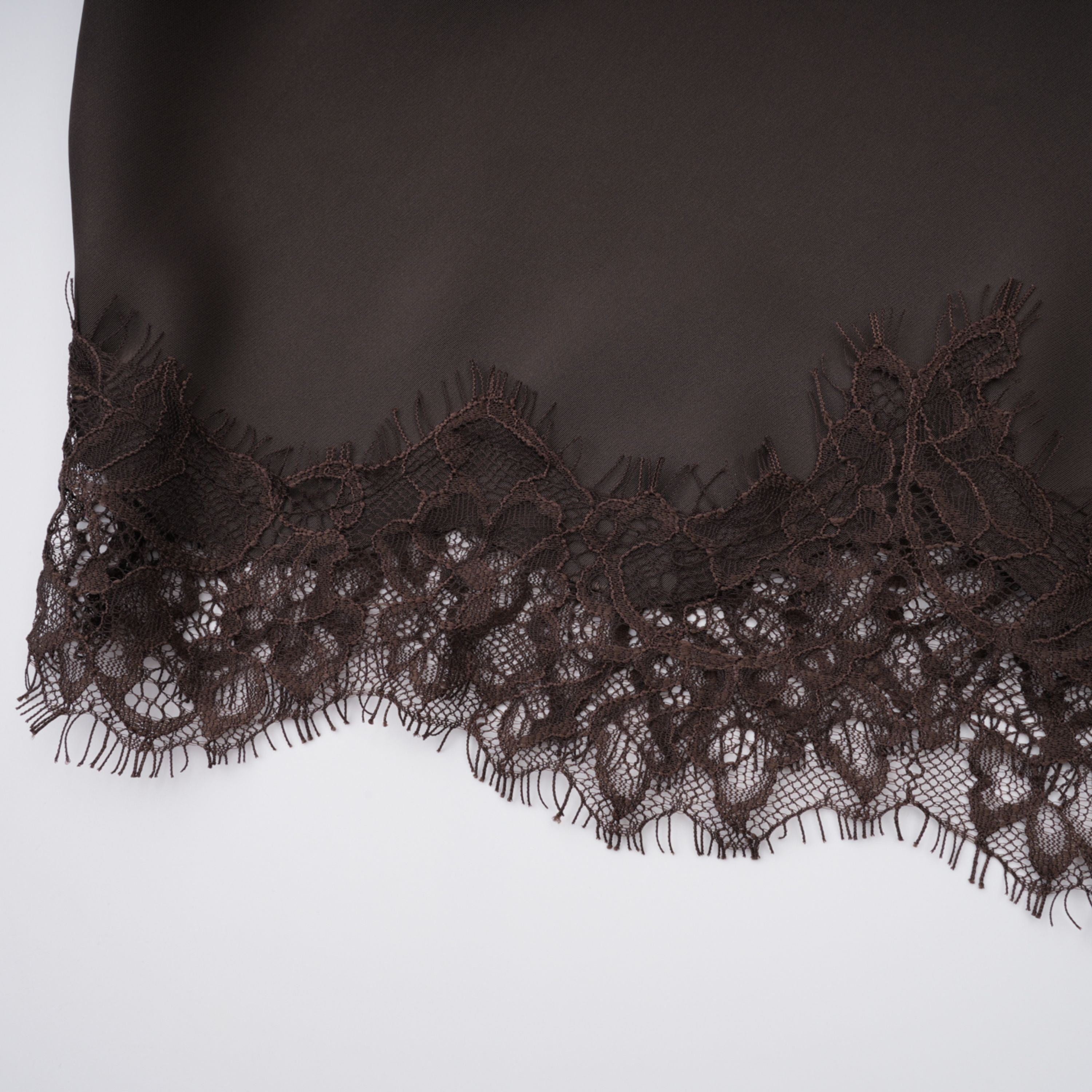 فستان هنريك براون بزخارف من الدانتيل