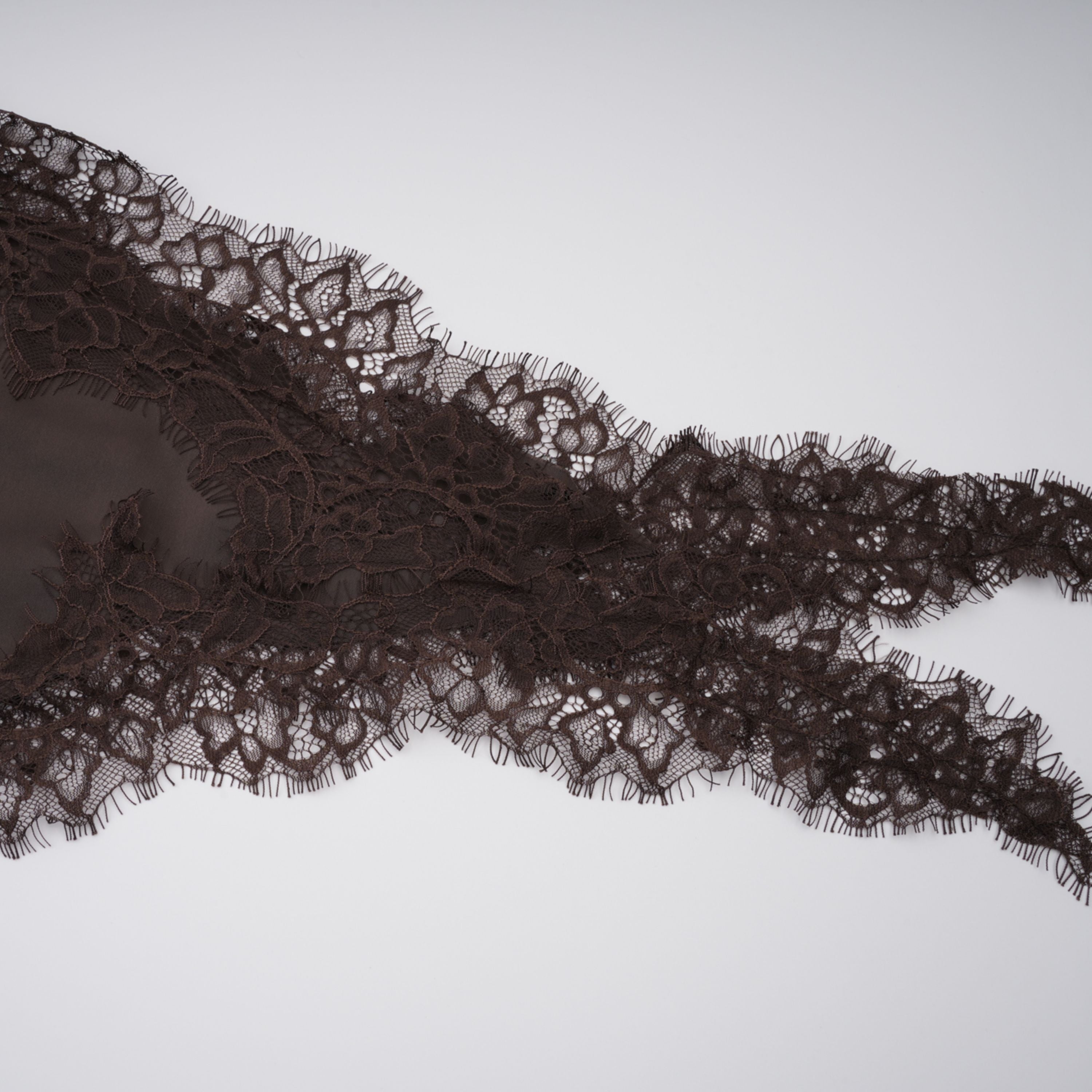 فستان هنريك براون بزخارف من الدانتيل