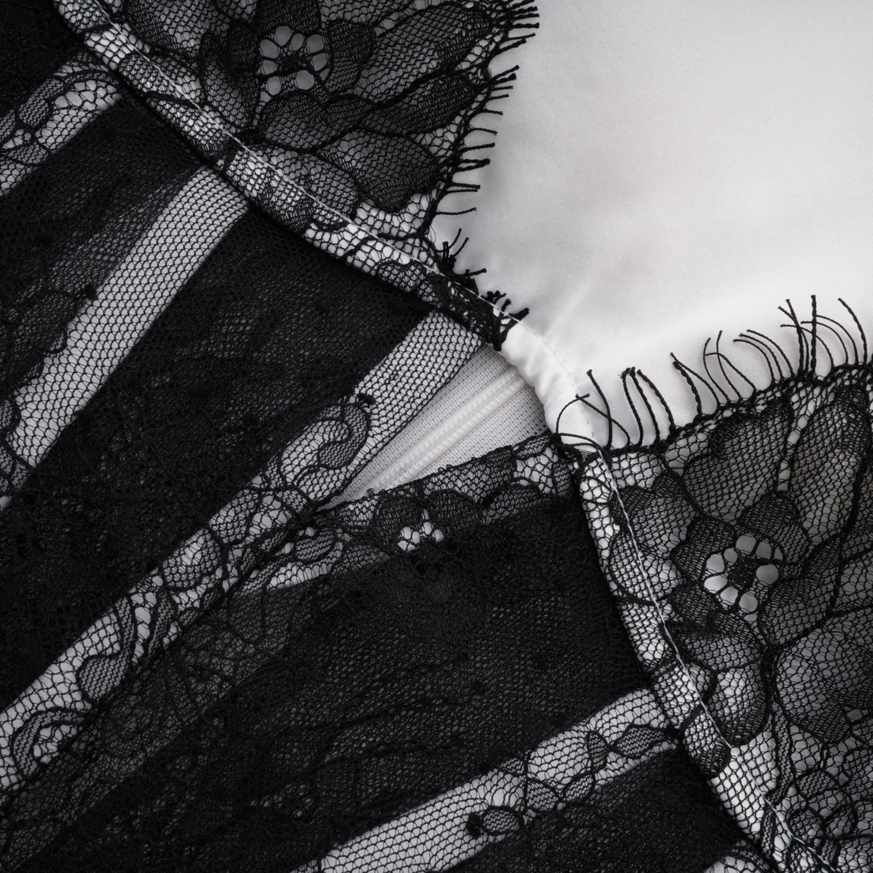 فستان طويل من الدانتيل الأبيض المزين بفتحات من Mirabeau