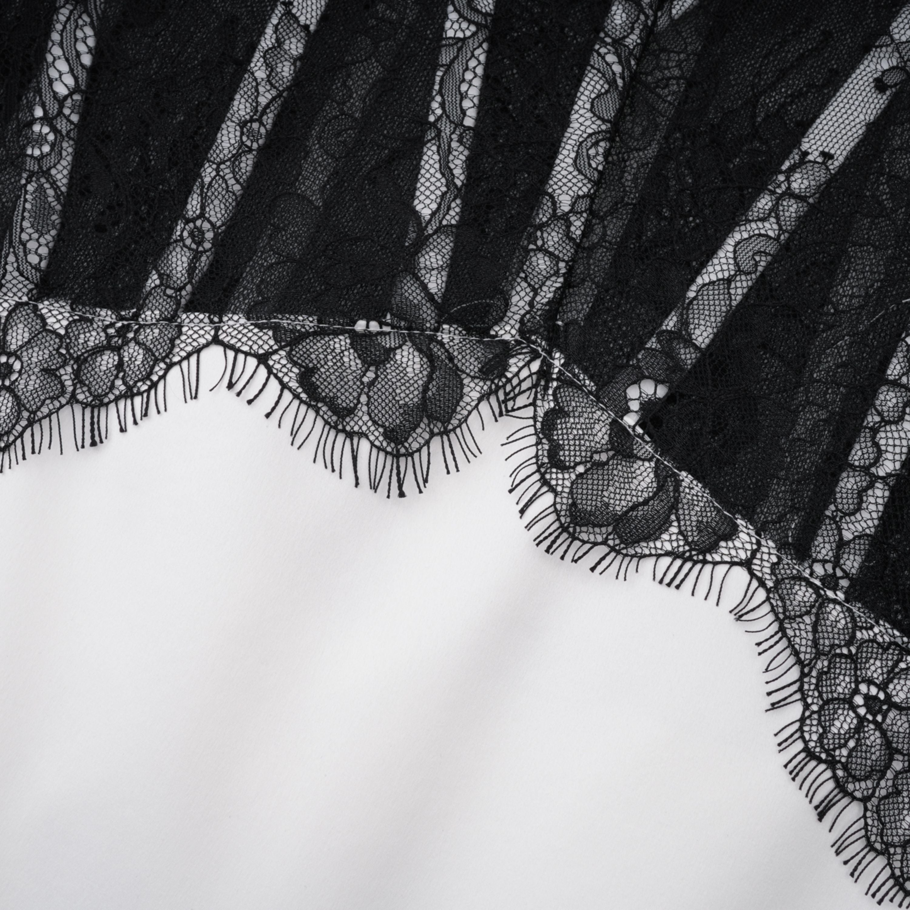 فستان طويل من الدانتيل الأبيض المزين بفتحات من Mirabeau