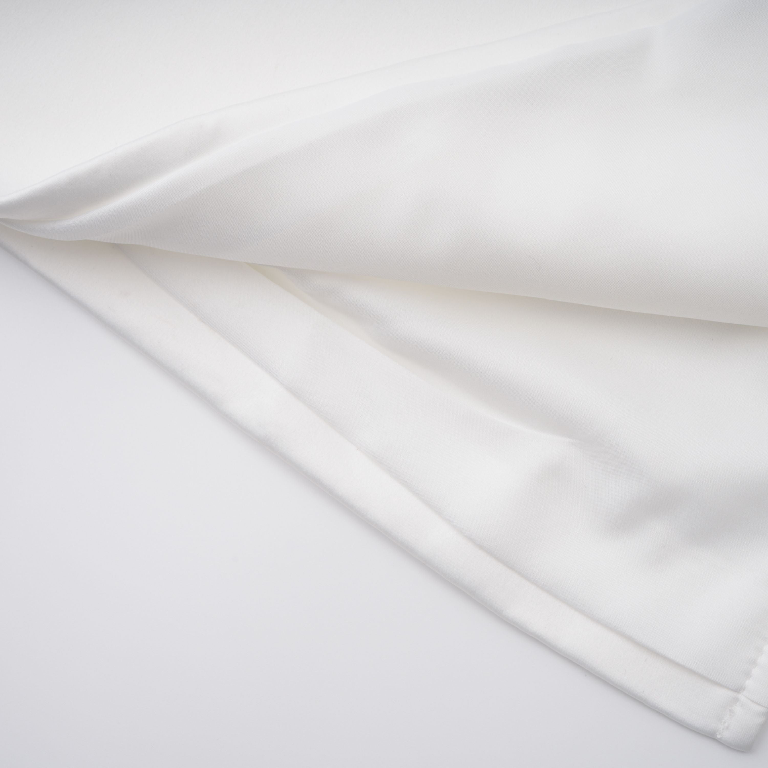 فستان طويل من الدانتيل الأبيض المزين بفتحات من Mirabeau