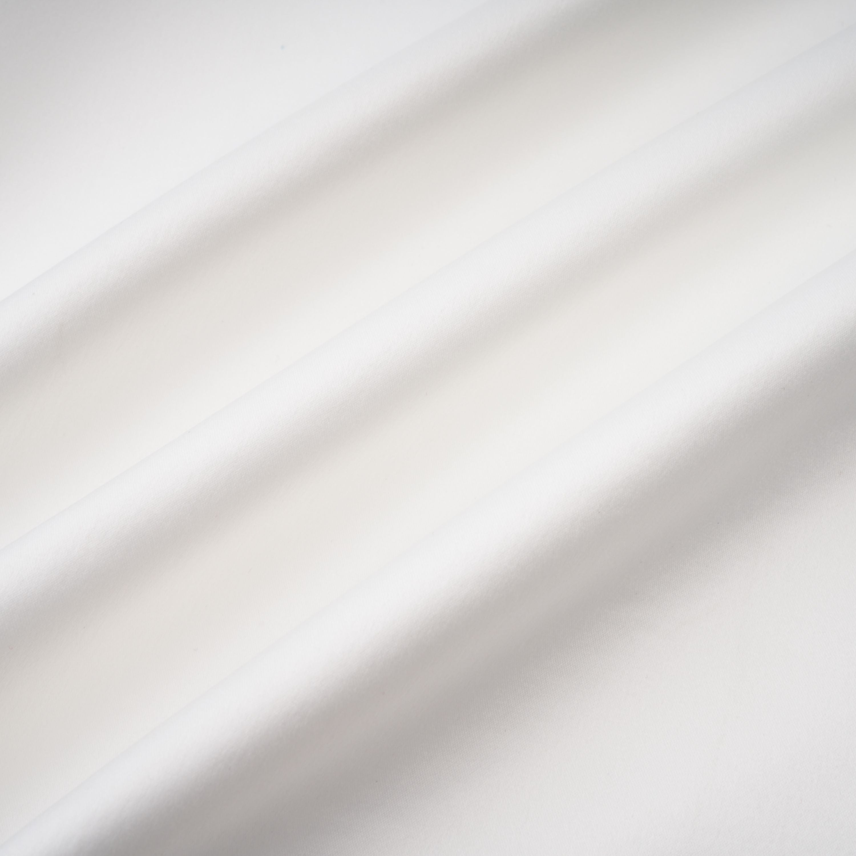 فستان طويل من الدانتيل الأبيض المزين بفتحات من Mirabeau