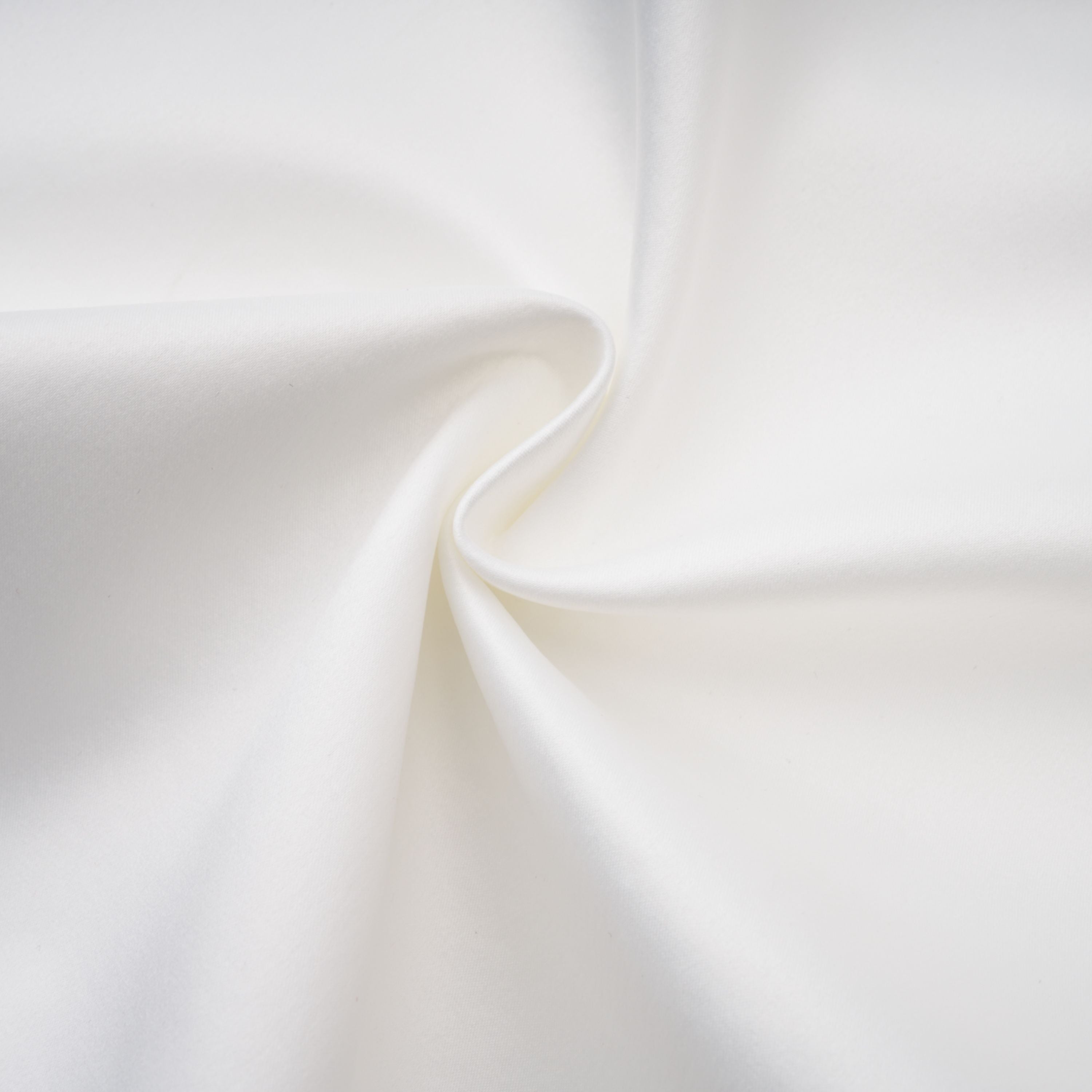 فستان طويل من الدانتيل الأبيض المزين بفتحات من Mirabeau