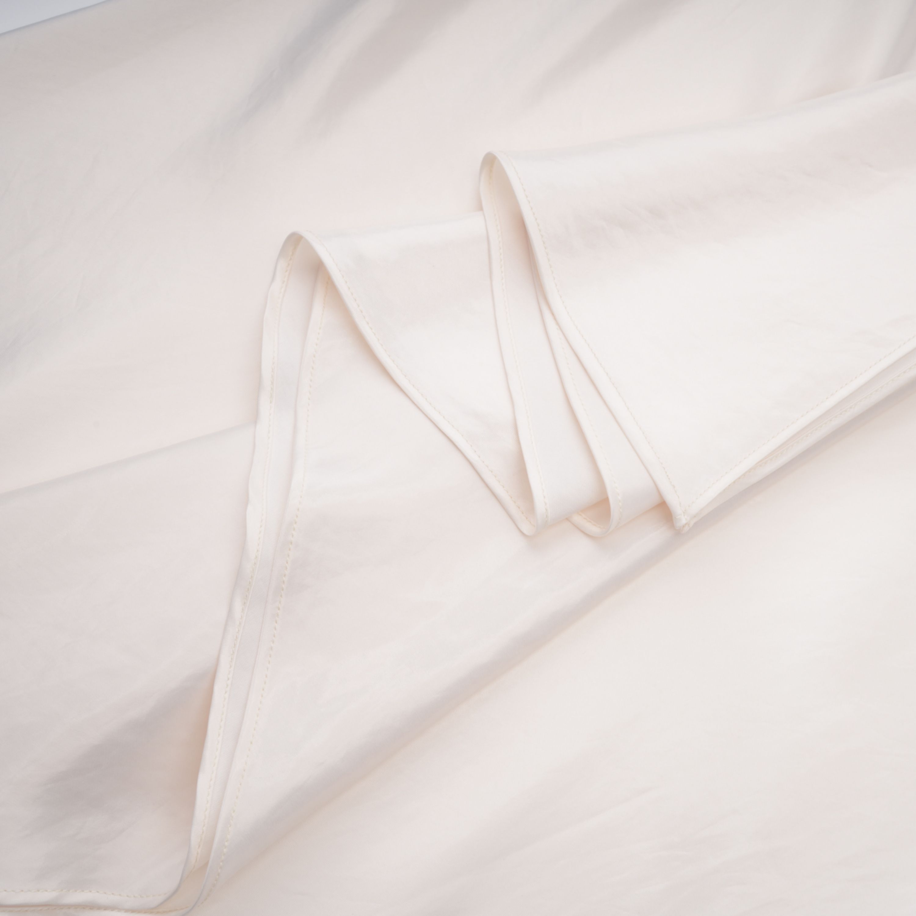 فستان طويل من الساتان باللون البيج الفاتح بدون أكمام ومزين بكشكشة