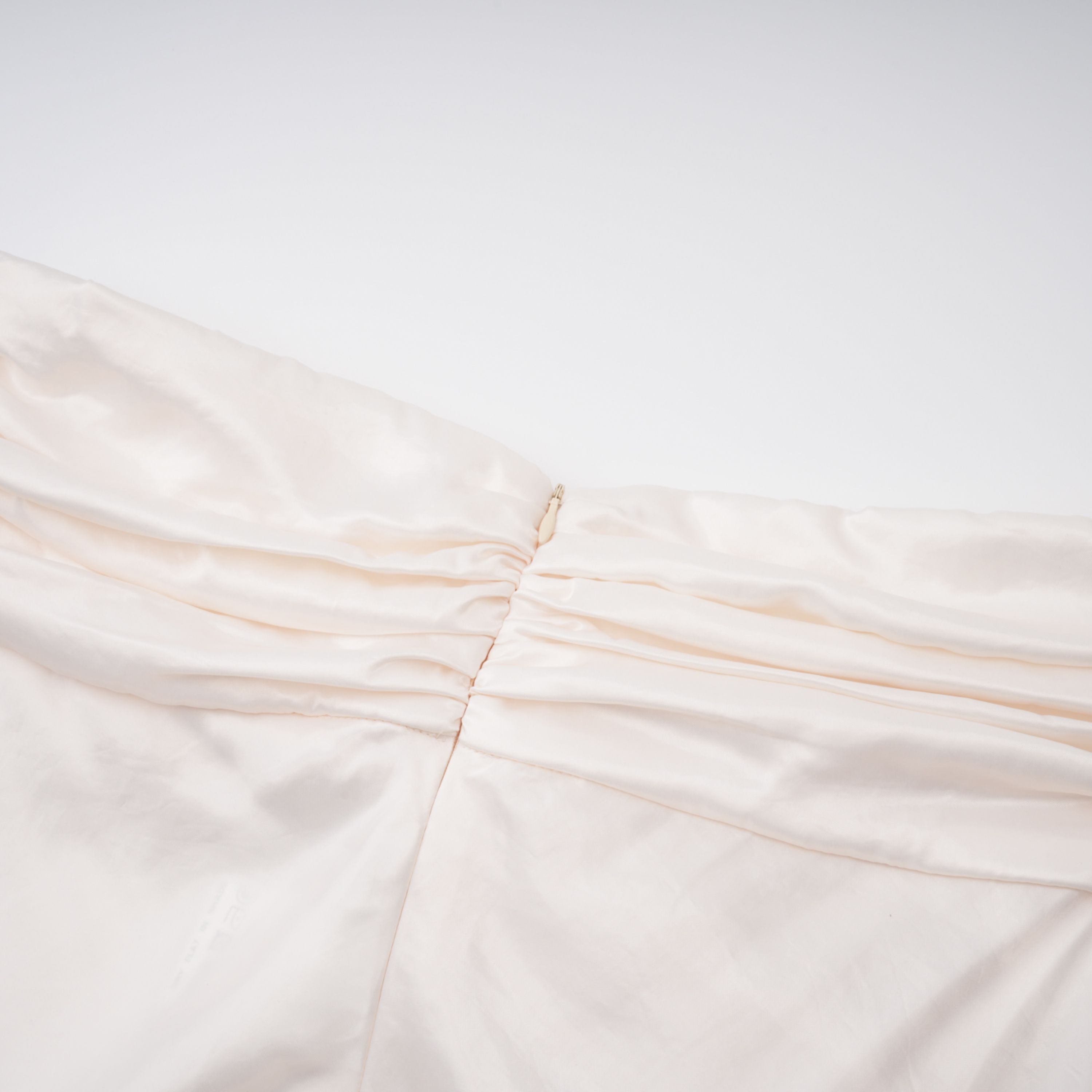 فستان طويل من الساتان باللون البيج الفاتح بدون أكمام ومزين بكشكشة