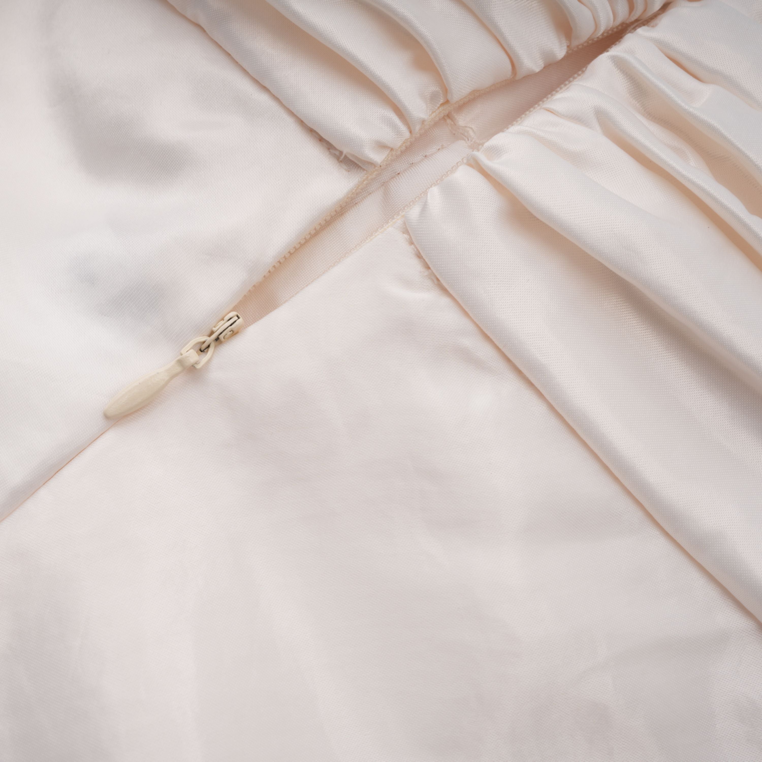 فستان طويل من الساتان باللون البيج الفاتح بدون أكمام ومزين بكشكشة