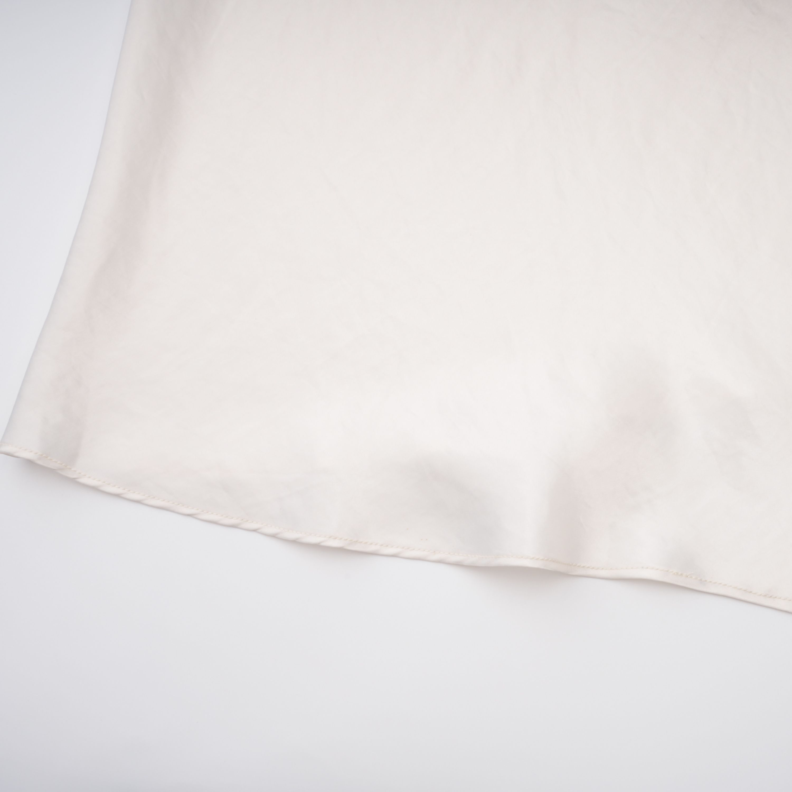 فستان طويل من الساتان باللون البيج الفاتح بدون أكمام ومزين بكشكشة