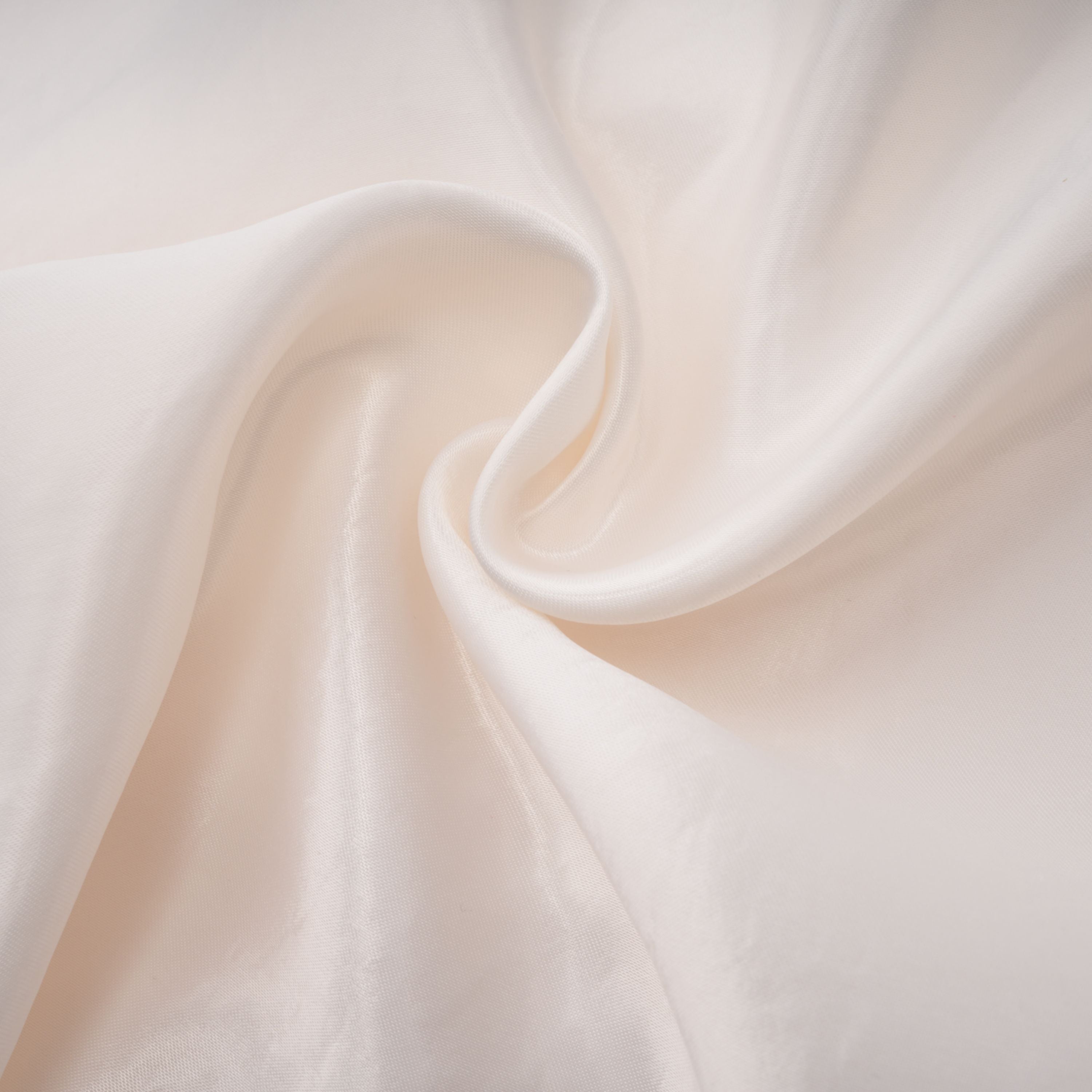 فستان طويل من الساتان باللون البيج الفاتح بدون أكمام ومزين بكشكشة