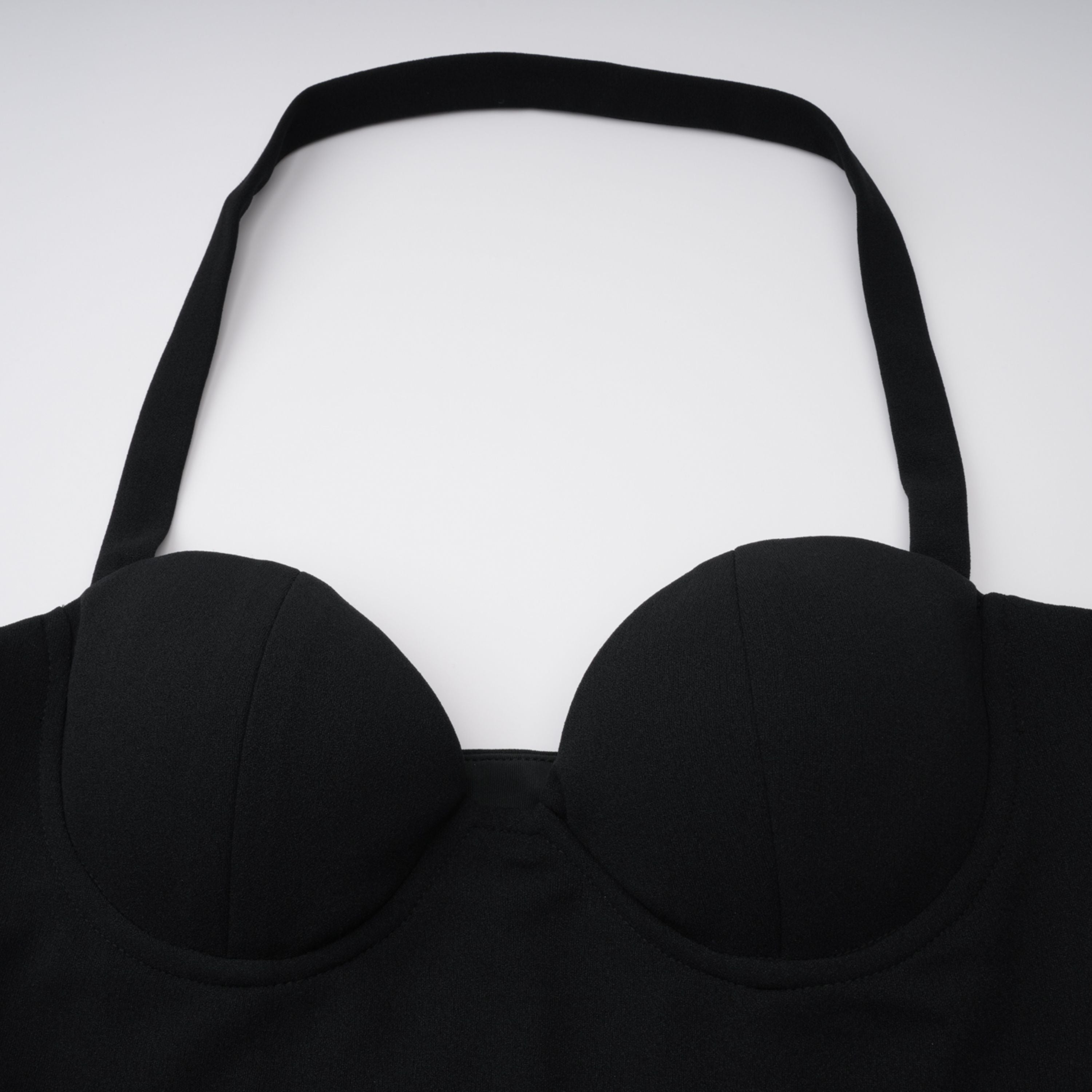 فستان طويل أسود برقبة حبال وفتحات من Kaelin