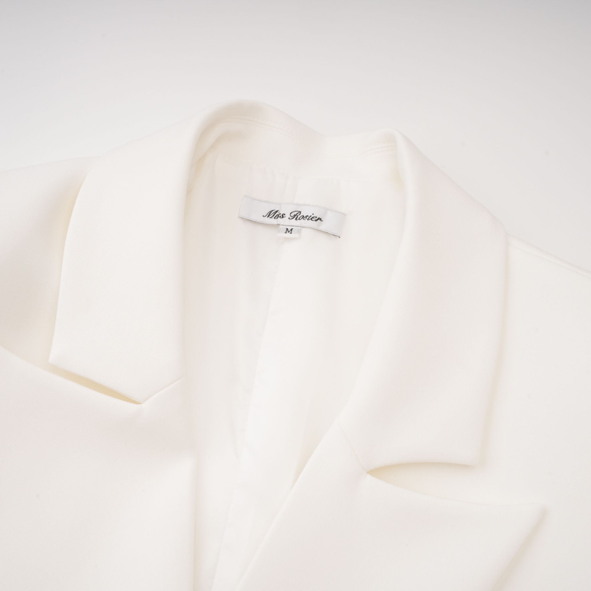 طقم سترة و تنورة من الدانتيل