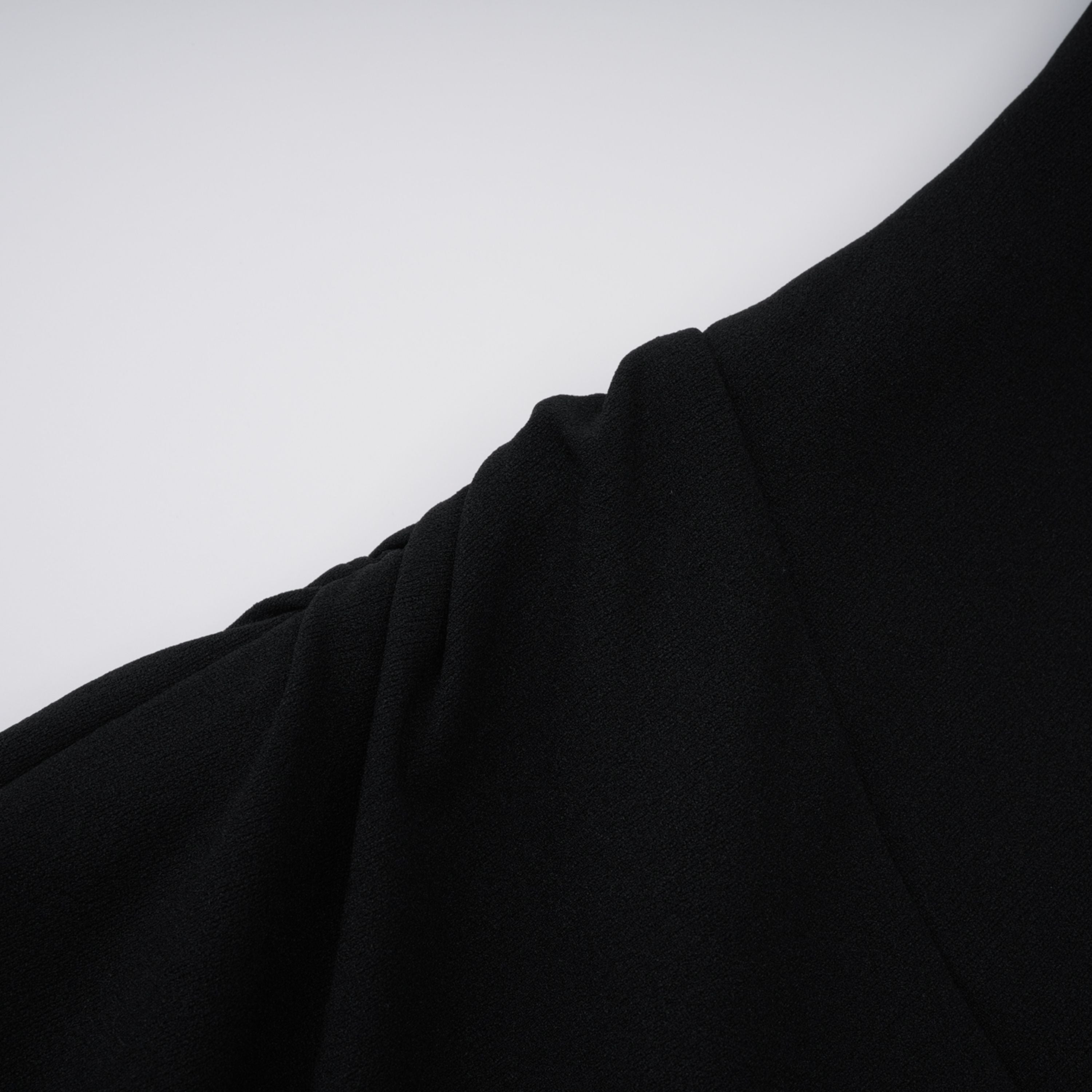 فستان طويل أسود برقبة حبال وفتحات من Kaelin