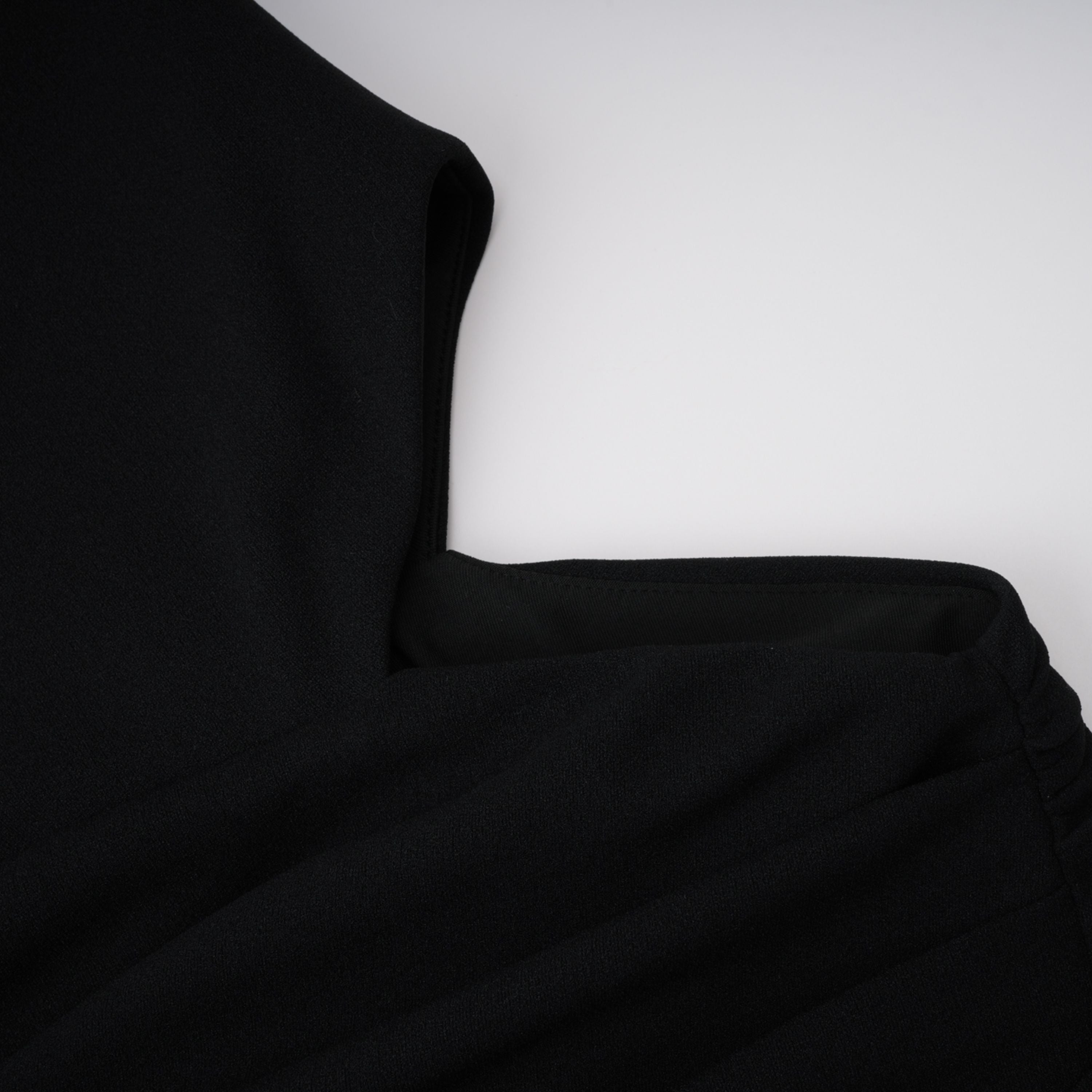 فستان طويل أسود برقبة حبال وفتحات من Kaelin