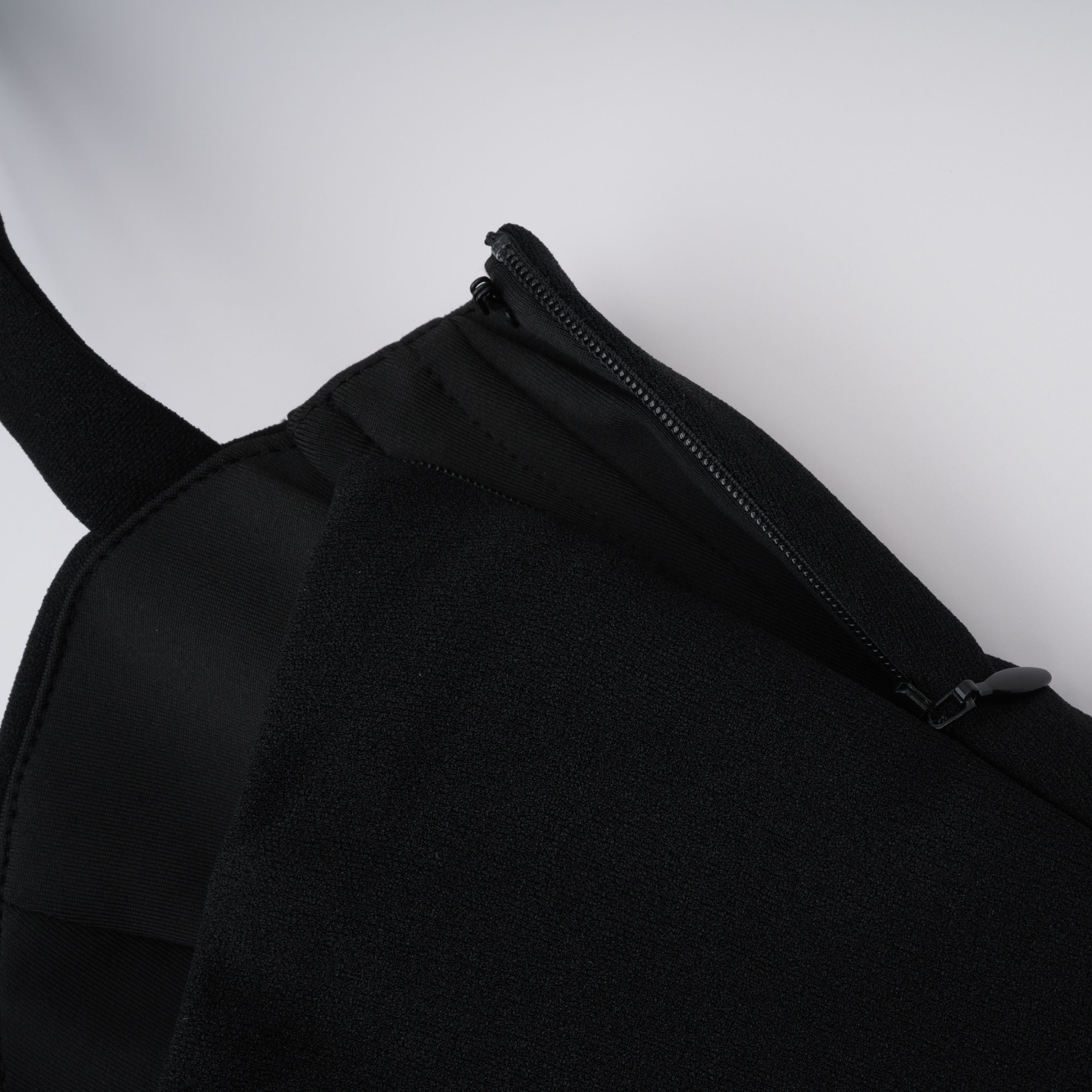 فستان طويل أسود برقبة حبال وفتحات من Kaelin