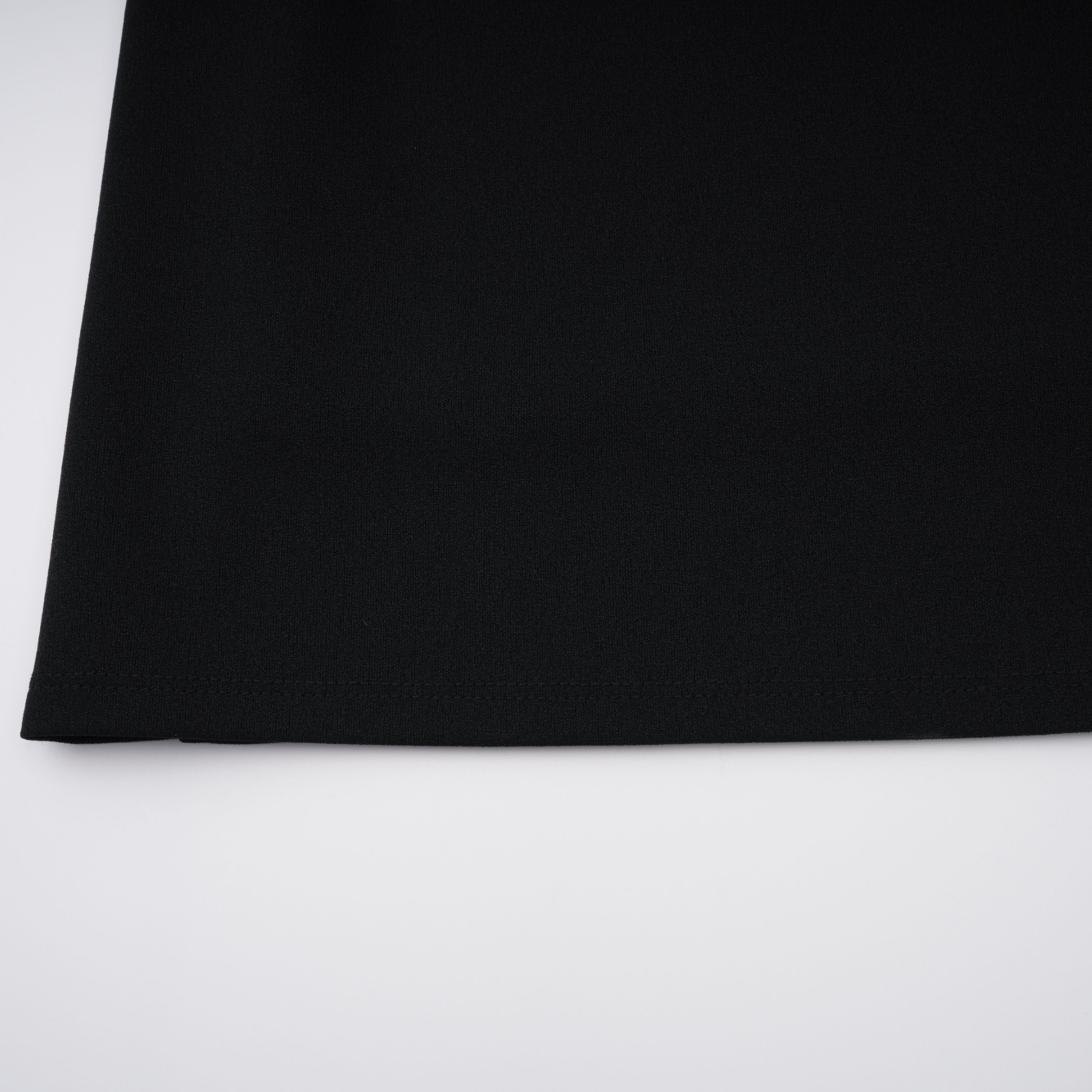 فستان طويل أسود برقبة حبال وفتحات من Kaelin