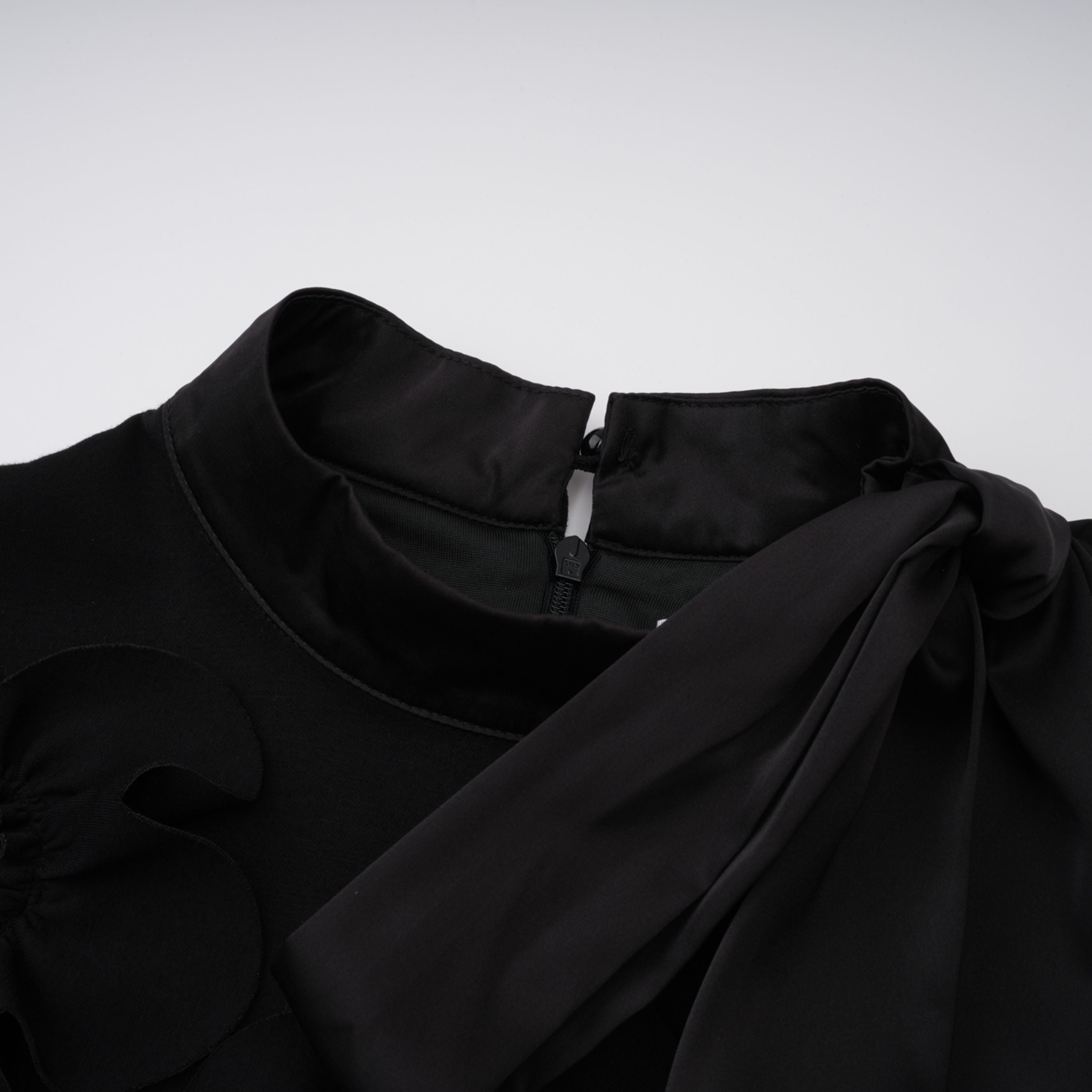 فستان طويل مزين بزخارف زهور وإكسسوارات سوداء من Isidora