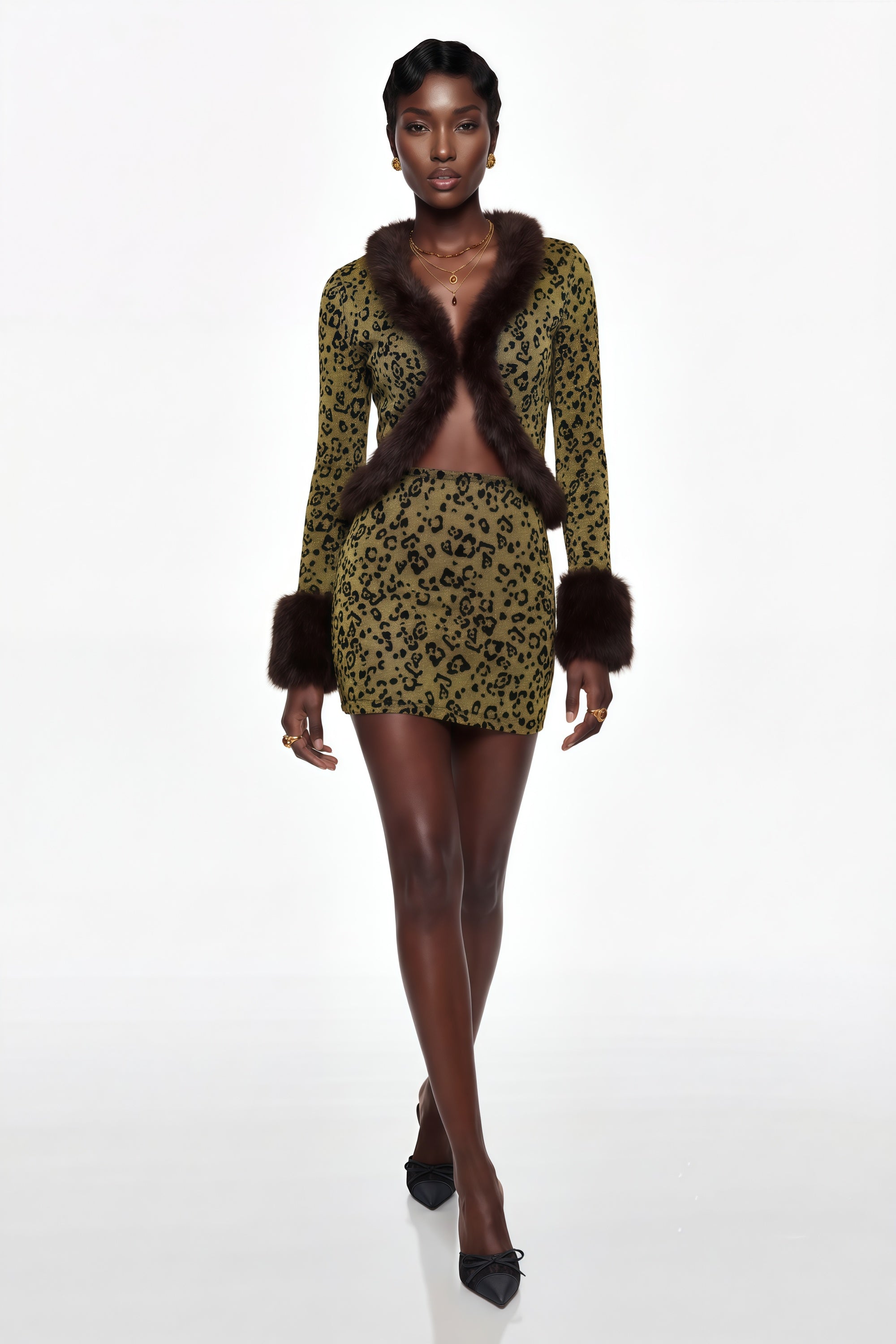 طقم بلوزة وتنورة من دانيكا باللون الأصفر مع حواف من الفرو المرقط