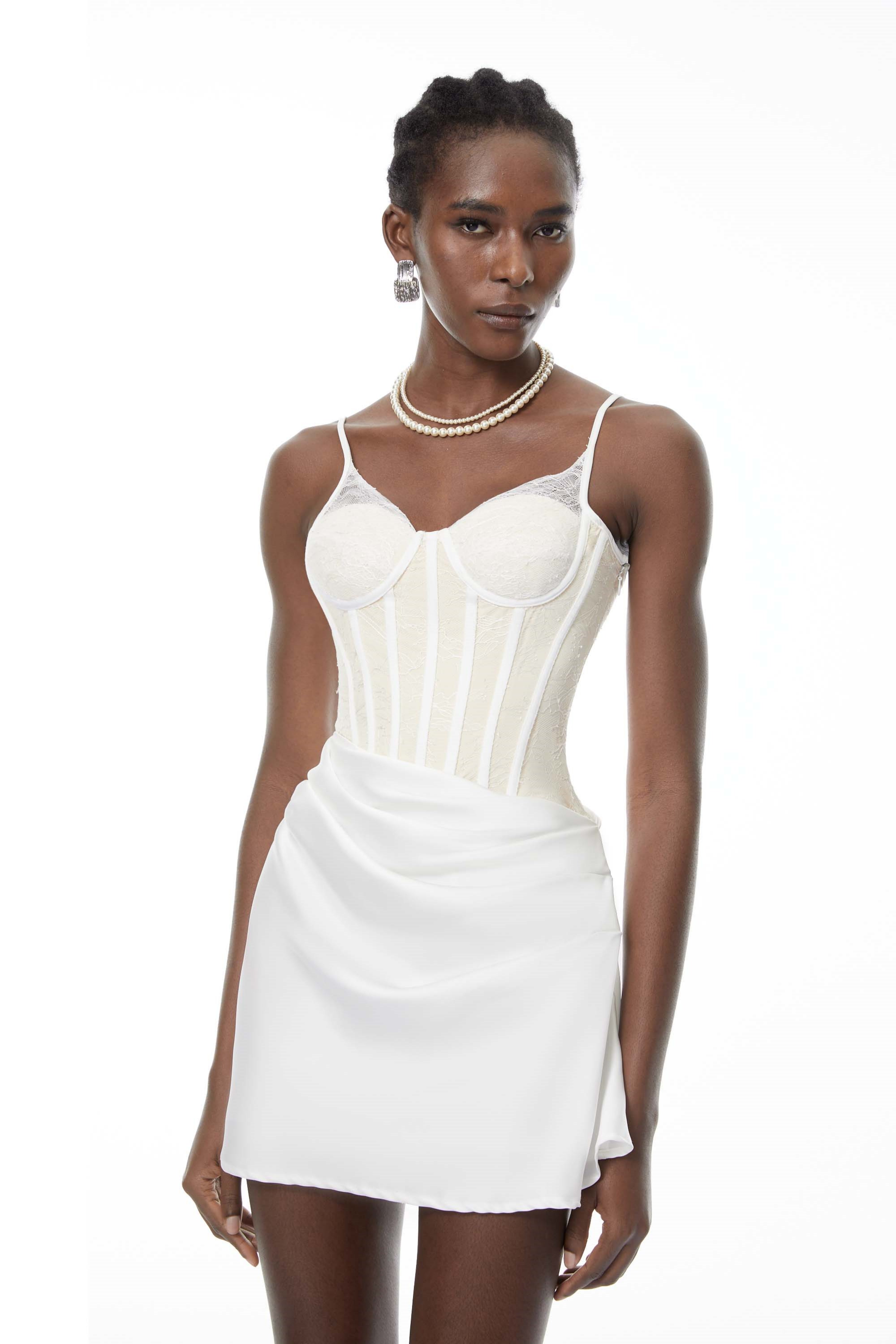 فستان قصير ضيق باللون الأبيض مع أجزاء من الدانتيل من Eufrosina