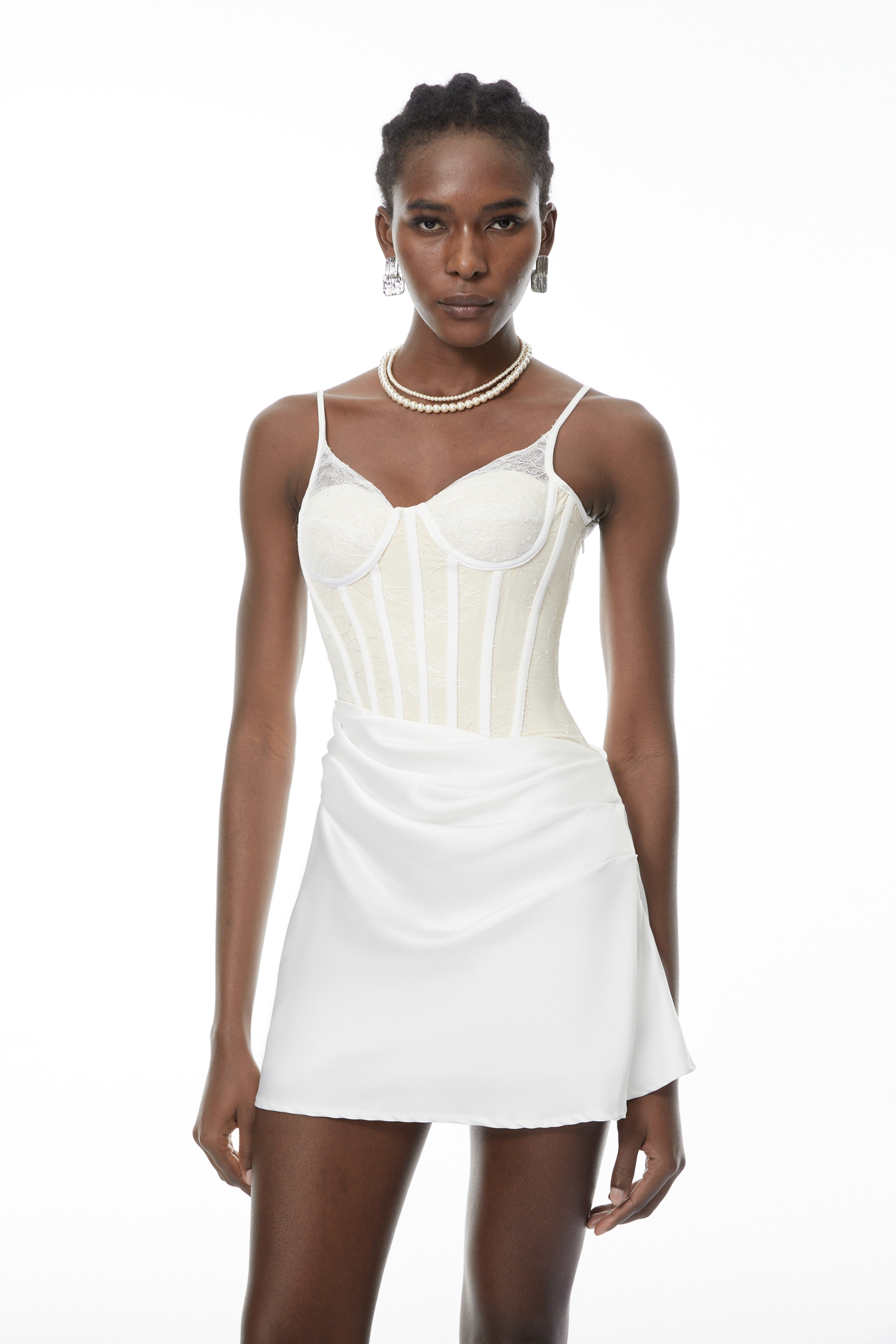 فستان قصير ضيق باللون الأبيض مع أجزاء من الدانتيل من Eufrosina