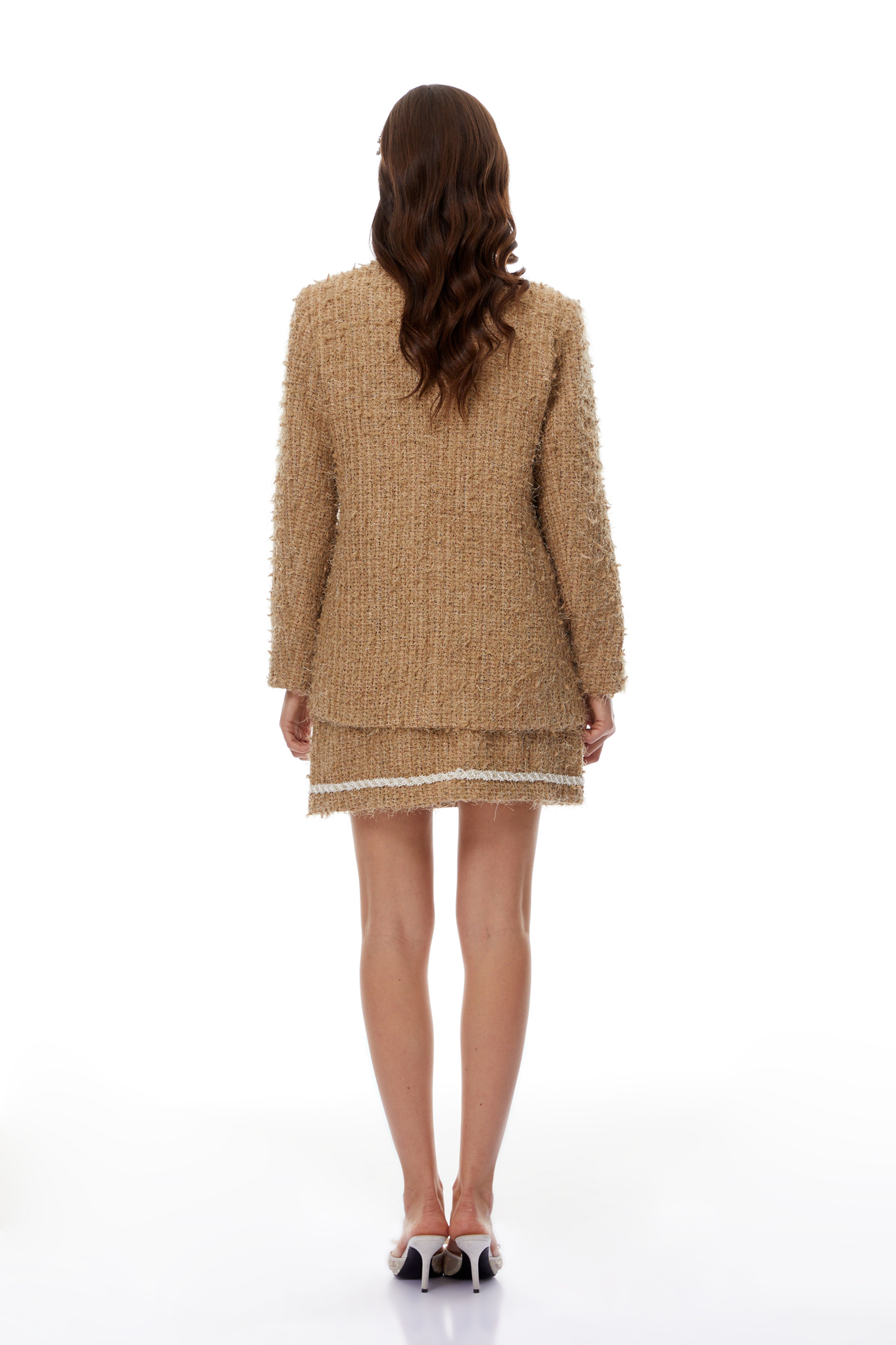 سترة تويد ذهبية من Ghita وقميص و تنورة من Sef-Tie