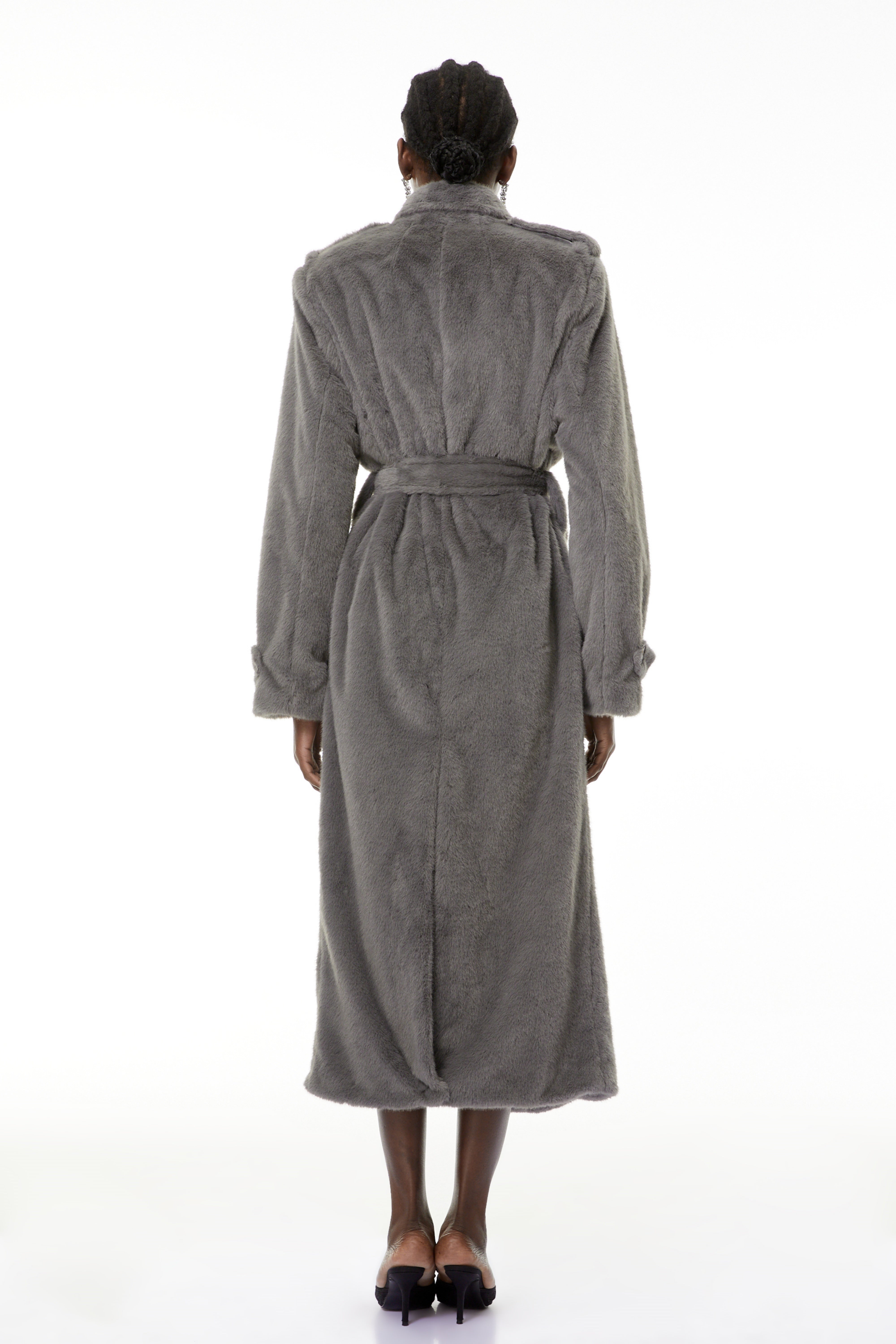 معطف طويل من الفرو الصناعي الرمادي من Gugulethu