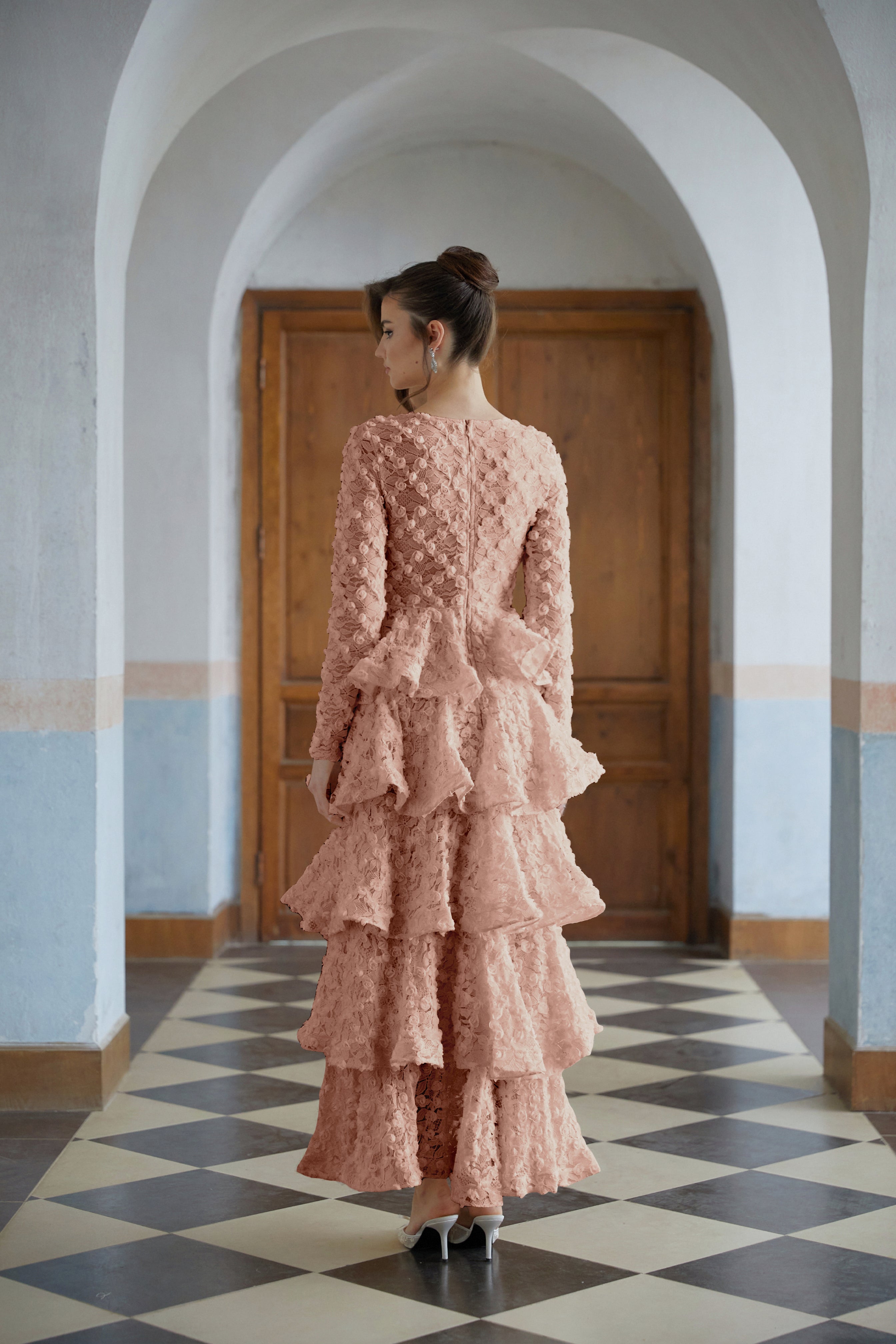 فستان طويل من الدانتيل المزين بزهور متدرجة باللون الوردي من Halla