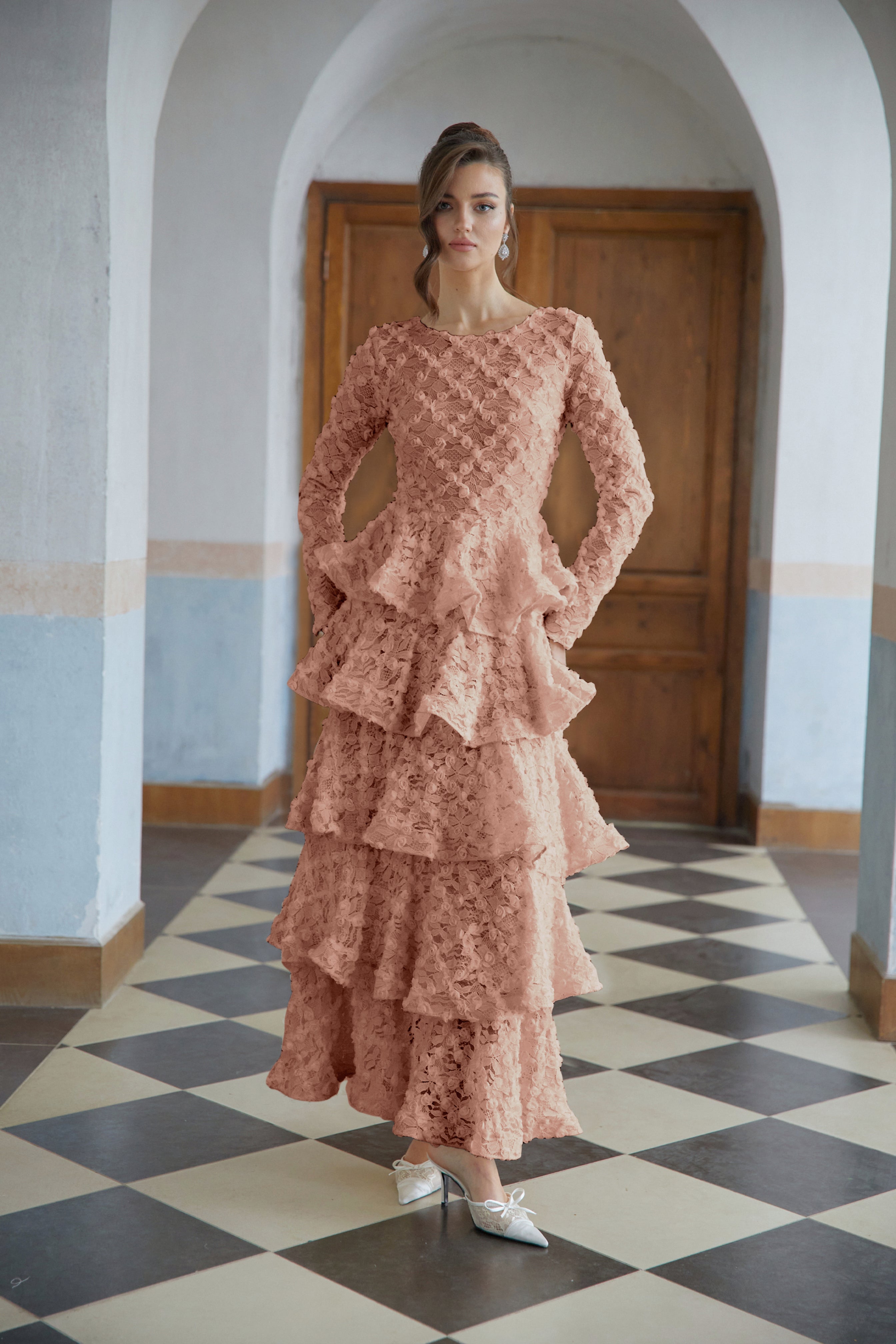 فستان طويل من الدانتيل المزين بزهور متدرجة باللون الوردي من Halla