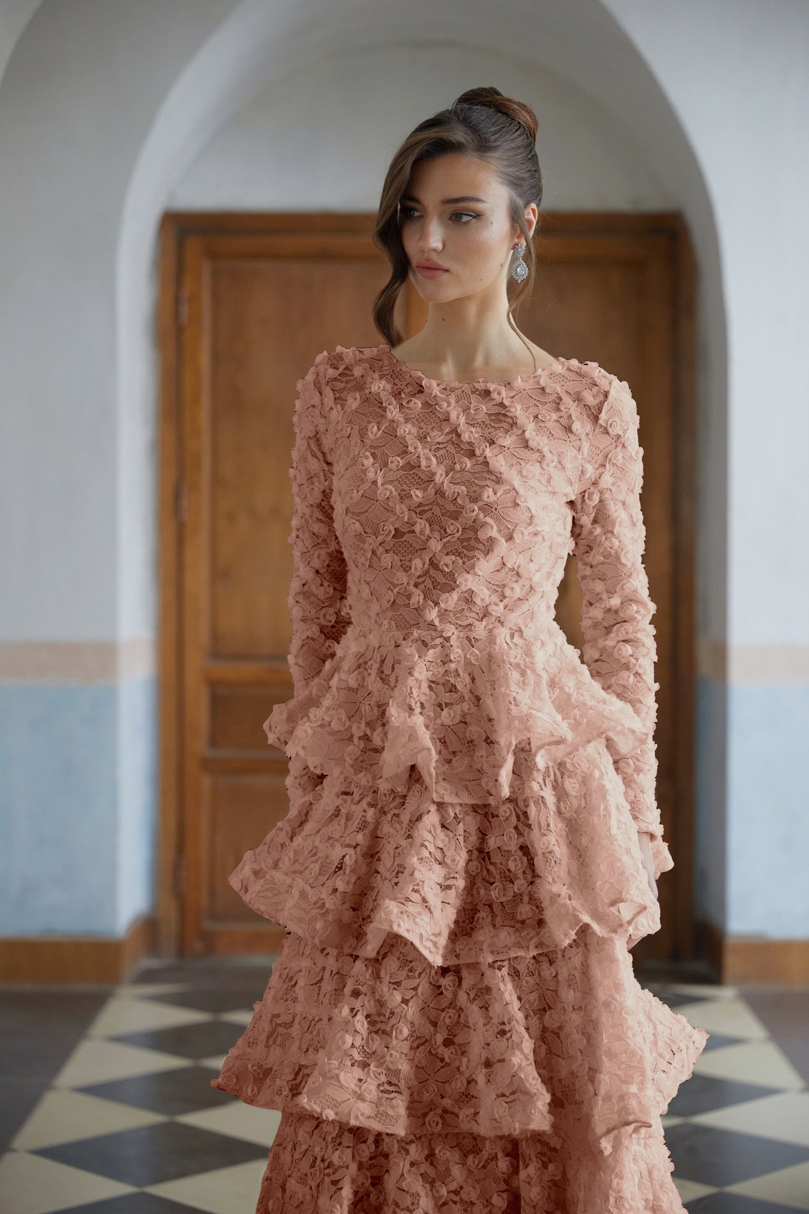 فستان طويل من الدانتيل المزين بزهور متدرجة باللون الوردي من Halla