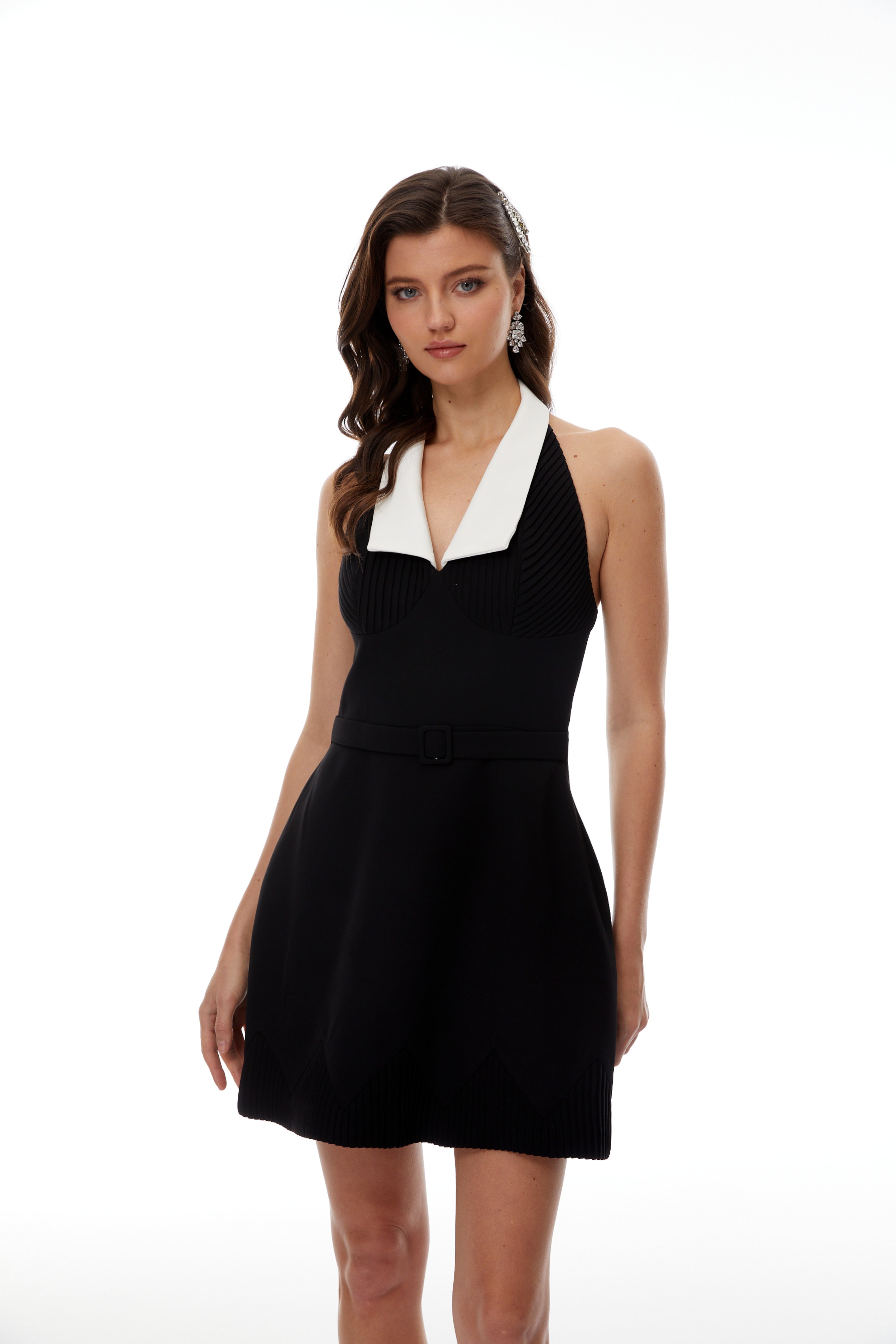 فستان قصير بلون أسود مع كتلة لون بندق