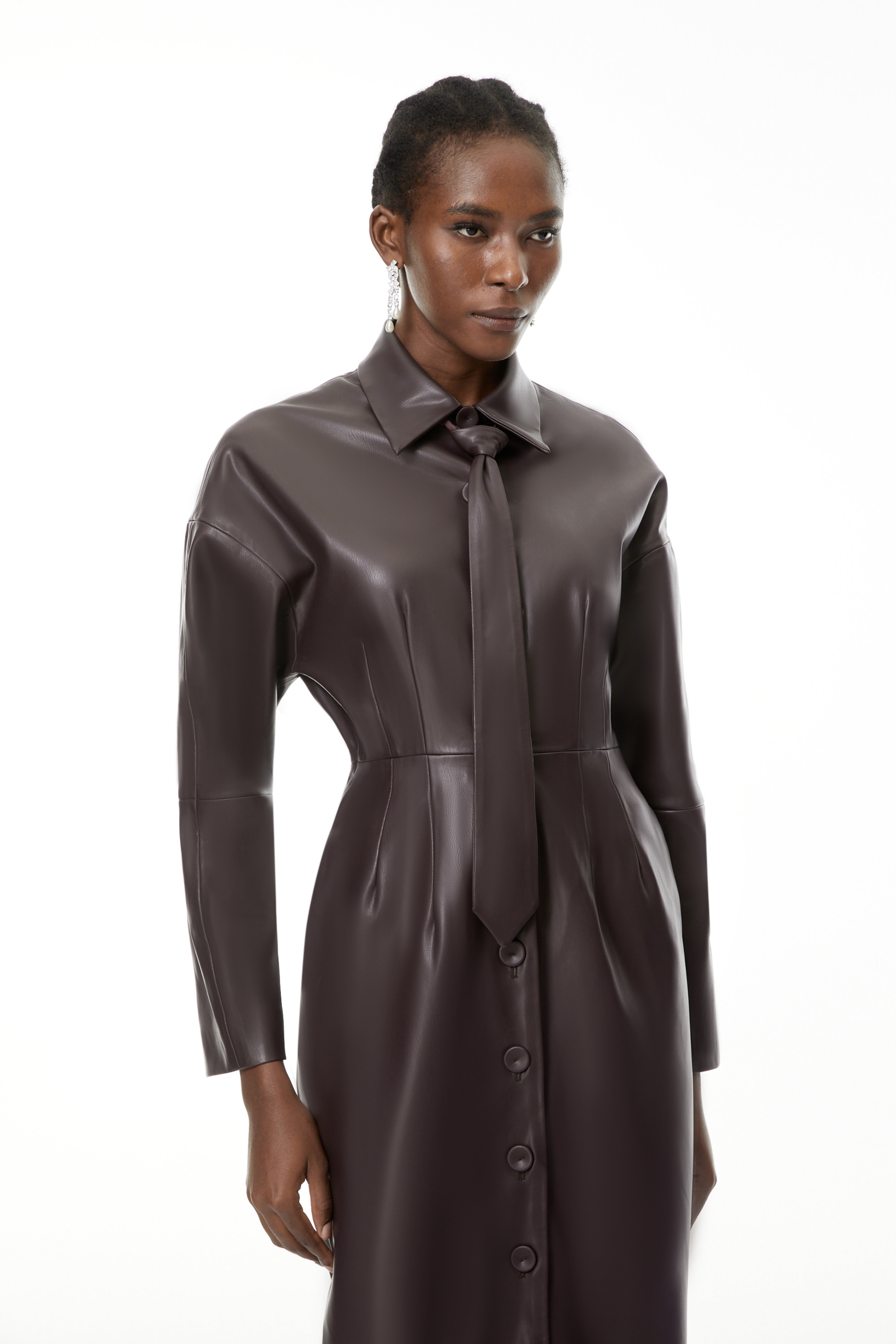 فستان ميدي من الجلد باللون الأرجواني